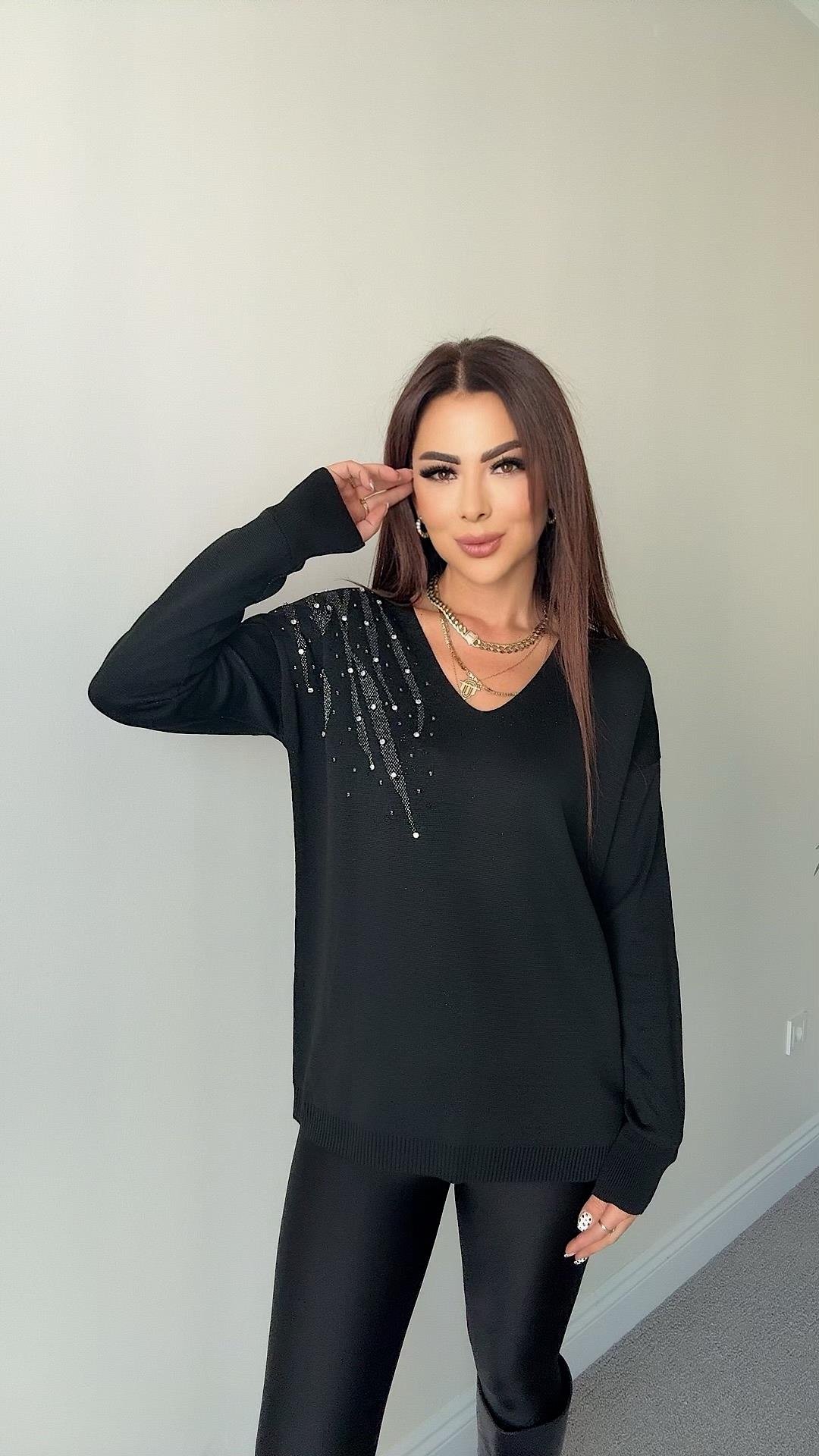 Mara Kadın V Yaka Taş Detaylı Siyah Triko Bluz