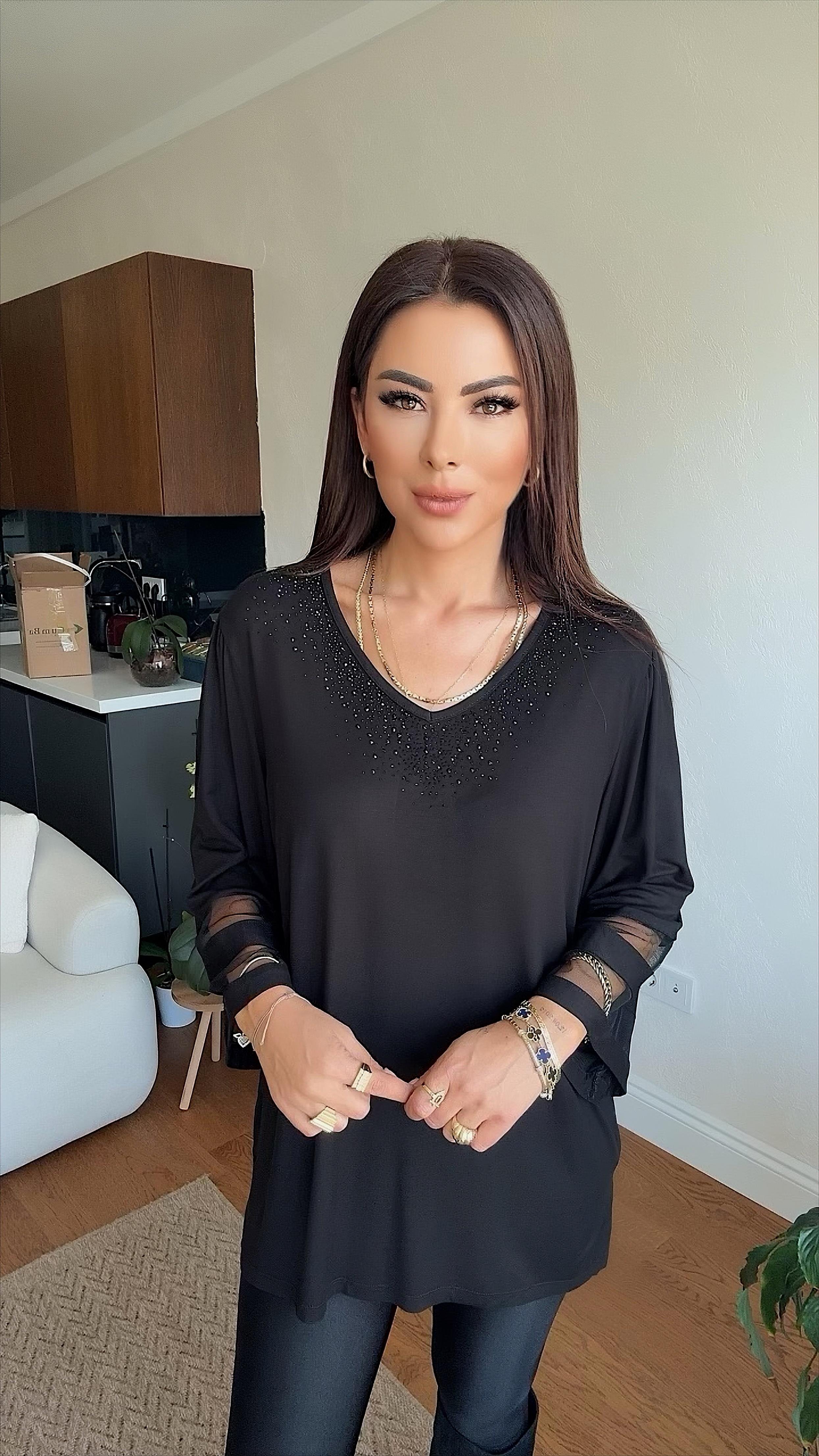 Minas Kadın Yaka Taş Kol Tül Detaylı Siyah Bluz