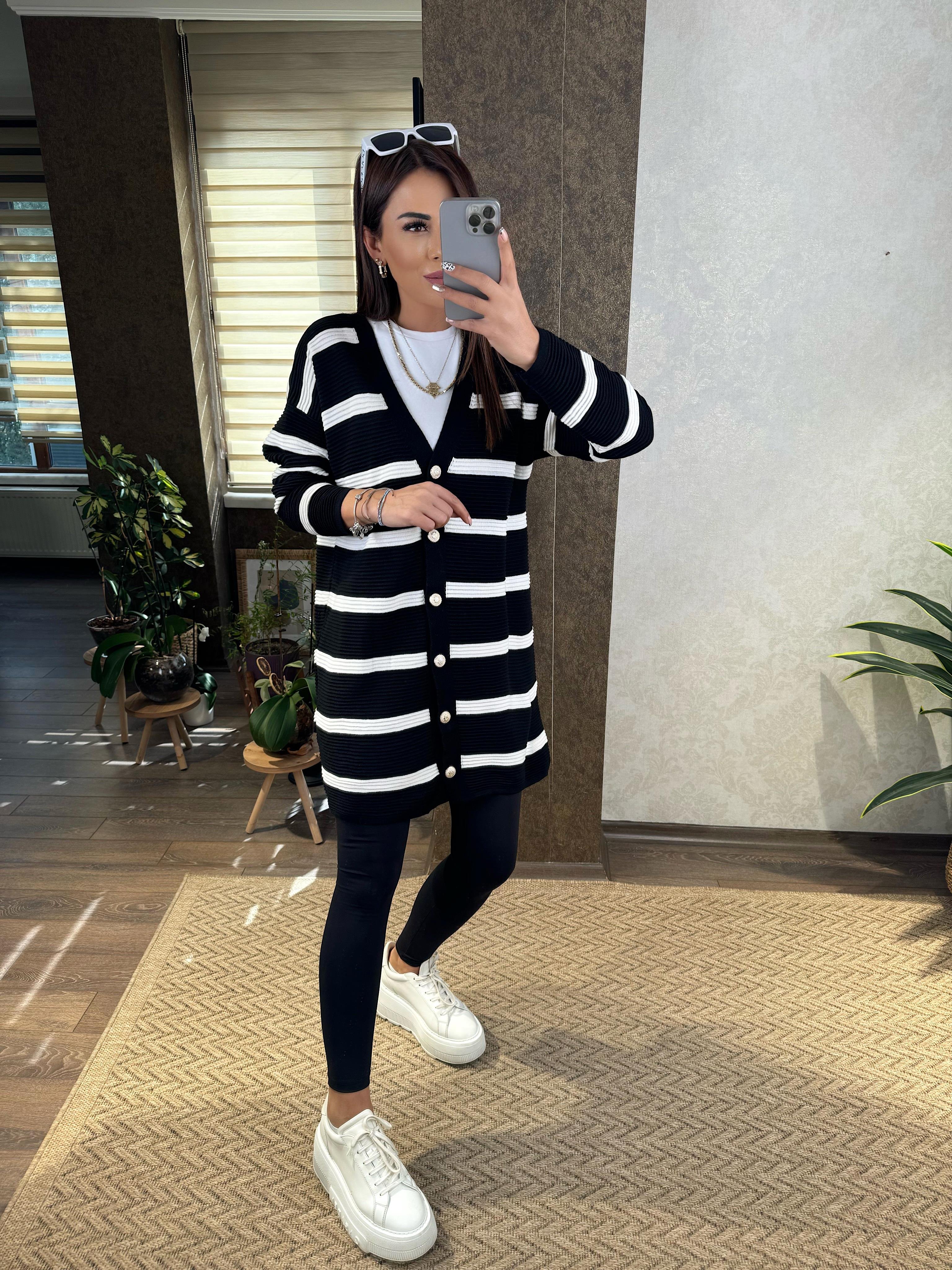 Oversize Siyah-Beyaz Çizgi Detaylı Hırka