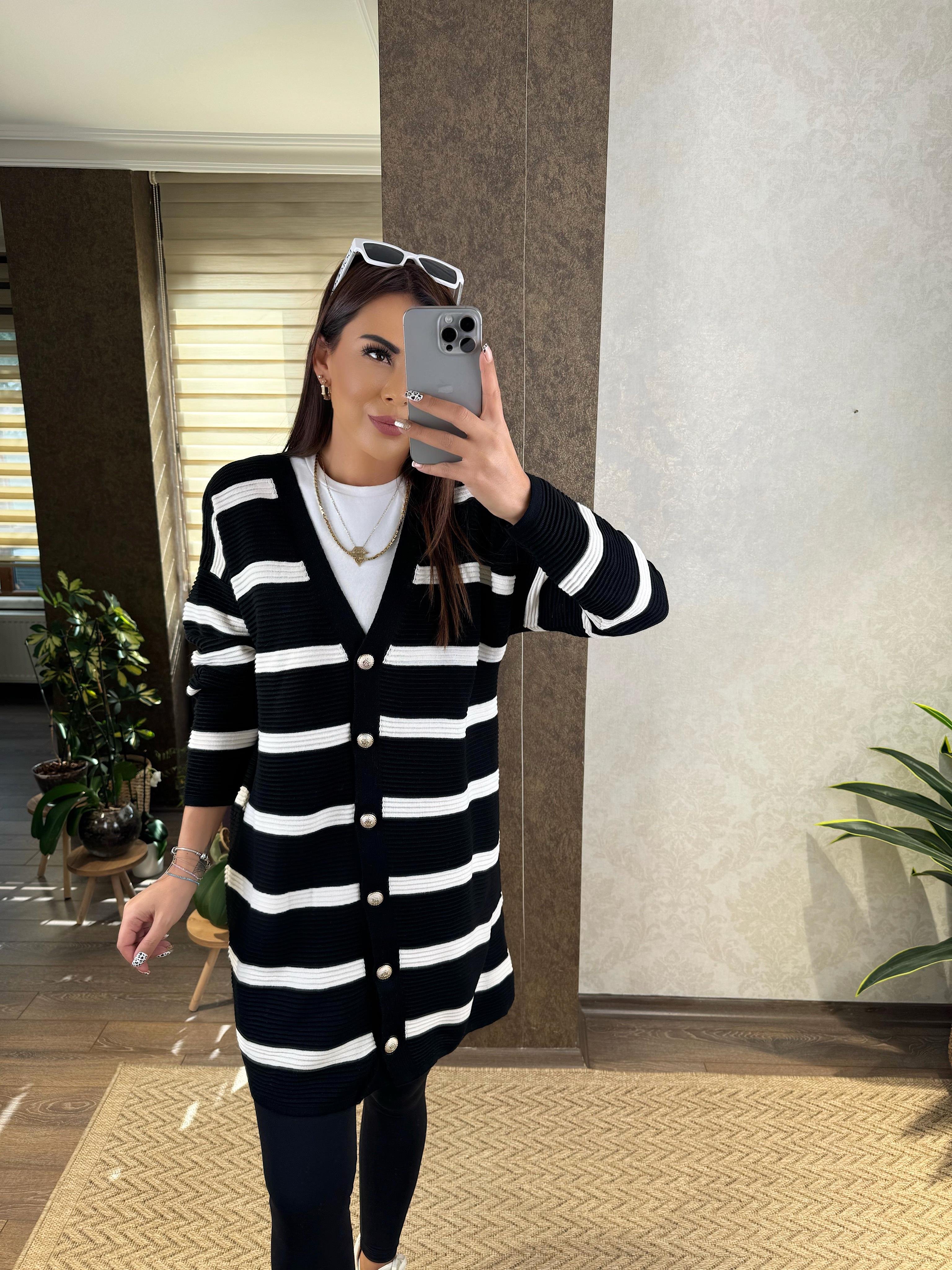 Oversize Siyah-Beyaz Çizgi Detaylı Hırka