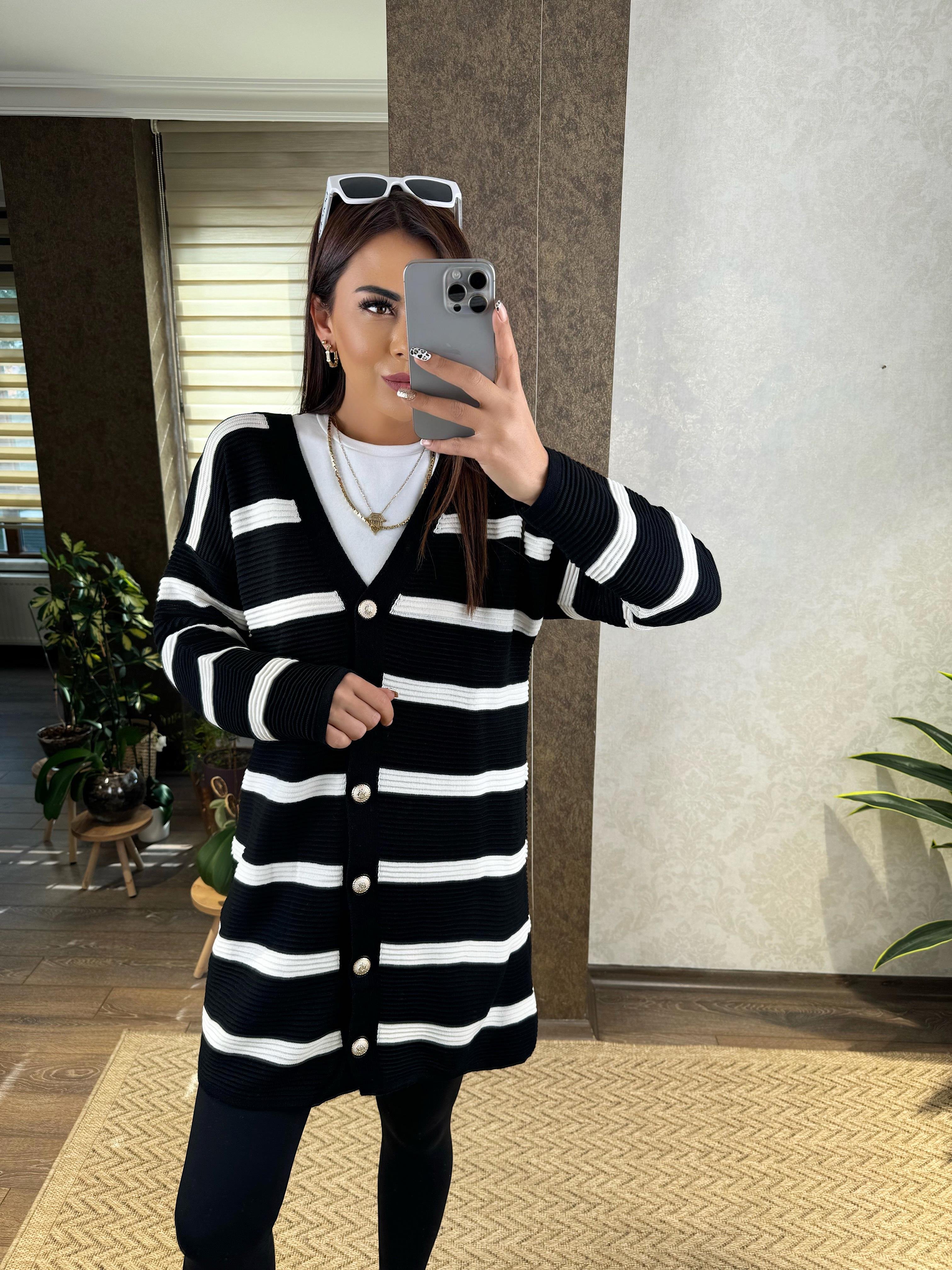 Oversize Siyah-Beyaz Çizgi Detaylı Hırka