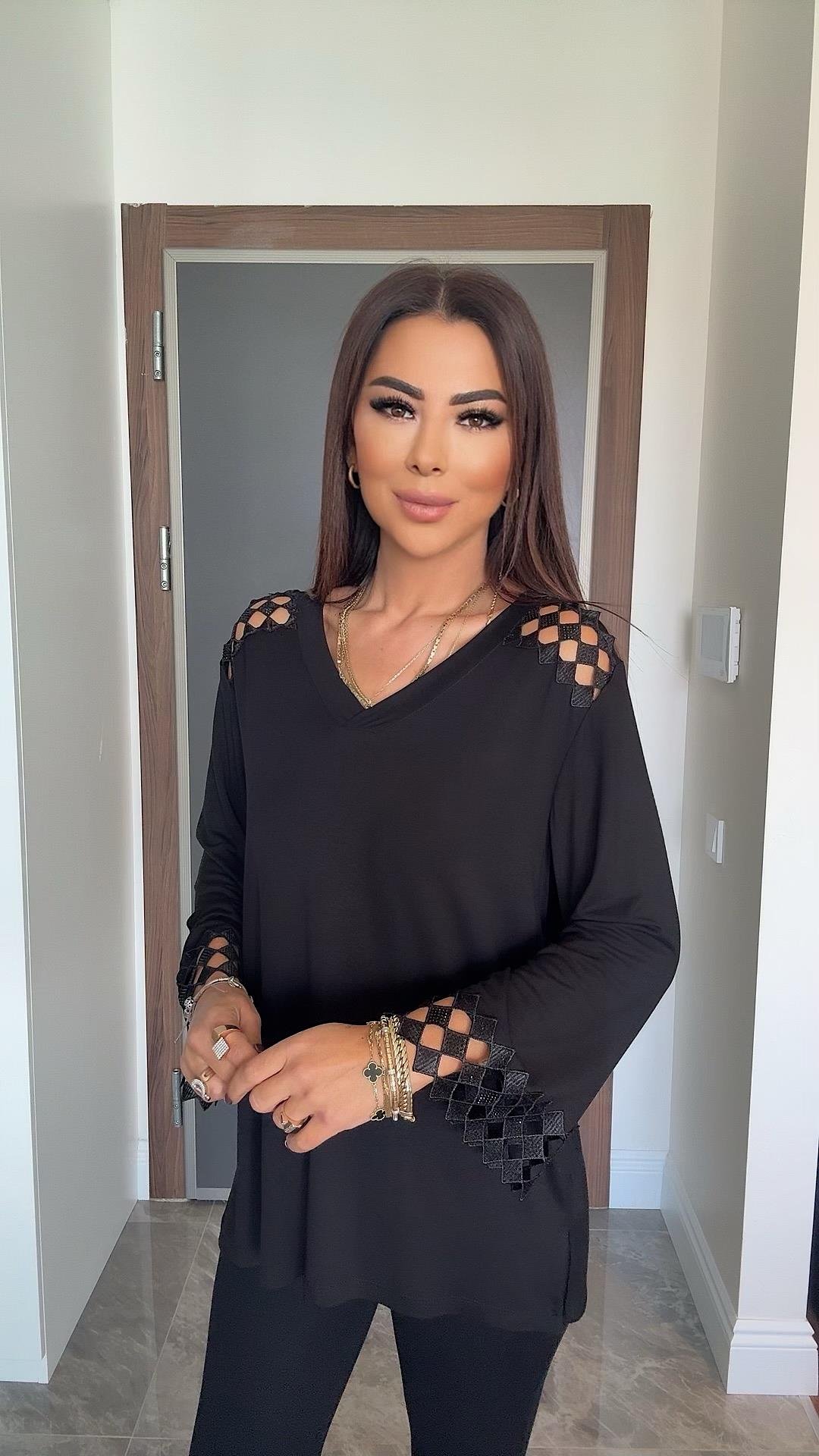 Ponci Kadın Omuz Pencere Detaylı Siyah Bluz