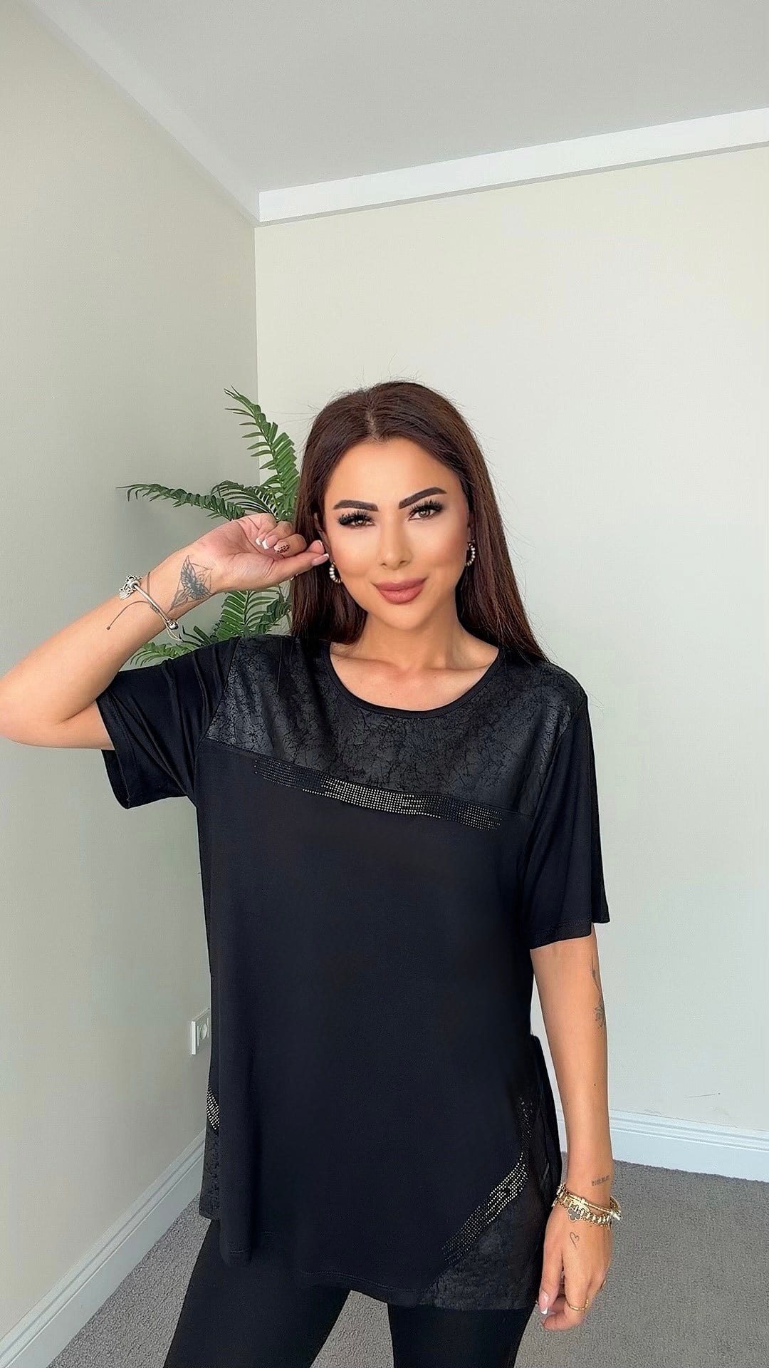 Roza Kadın Taş ve Deri Detaylı Siyah Bluz