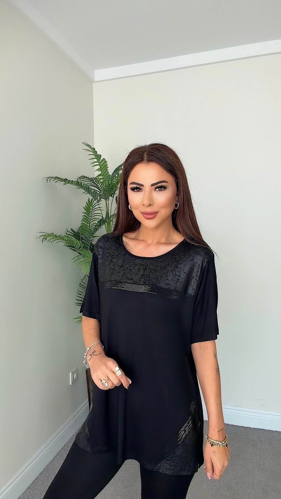 Roza Kadın Taş ve Deri Detaylı Siyah Bluz