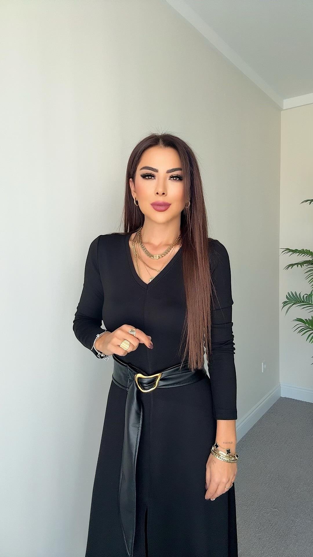 Vivi Kadın Kemerli V Yaka Siyah Elbise