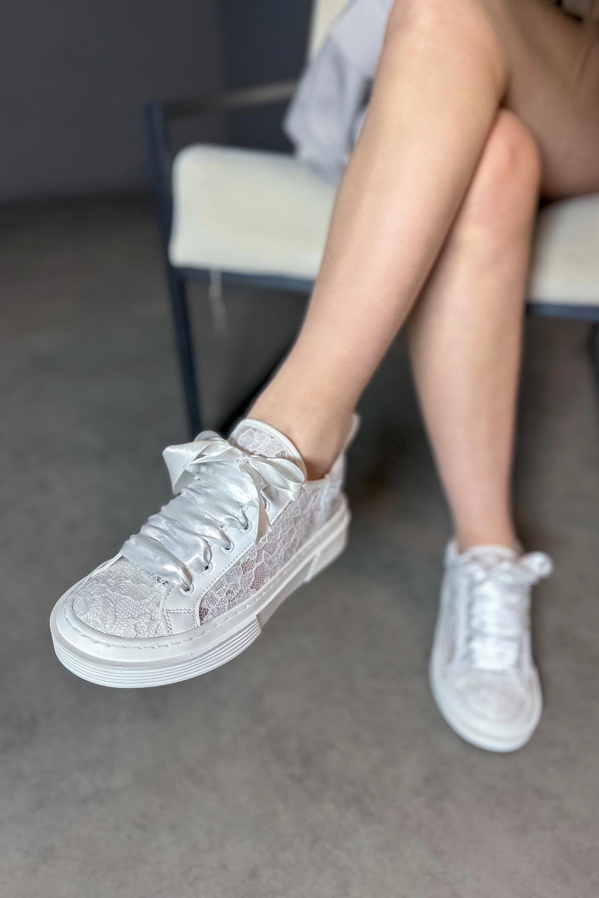 Anali Beyaz Desenli Tül Detaylı Kadın Taşlı Sneakers