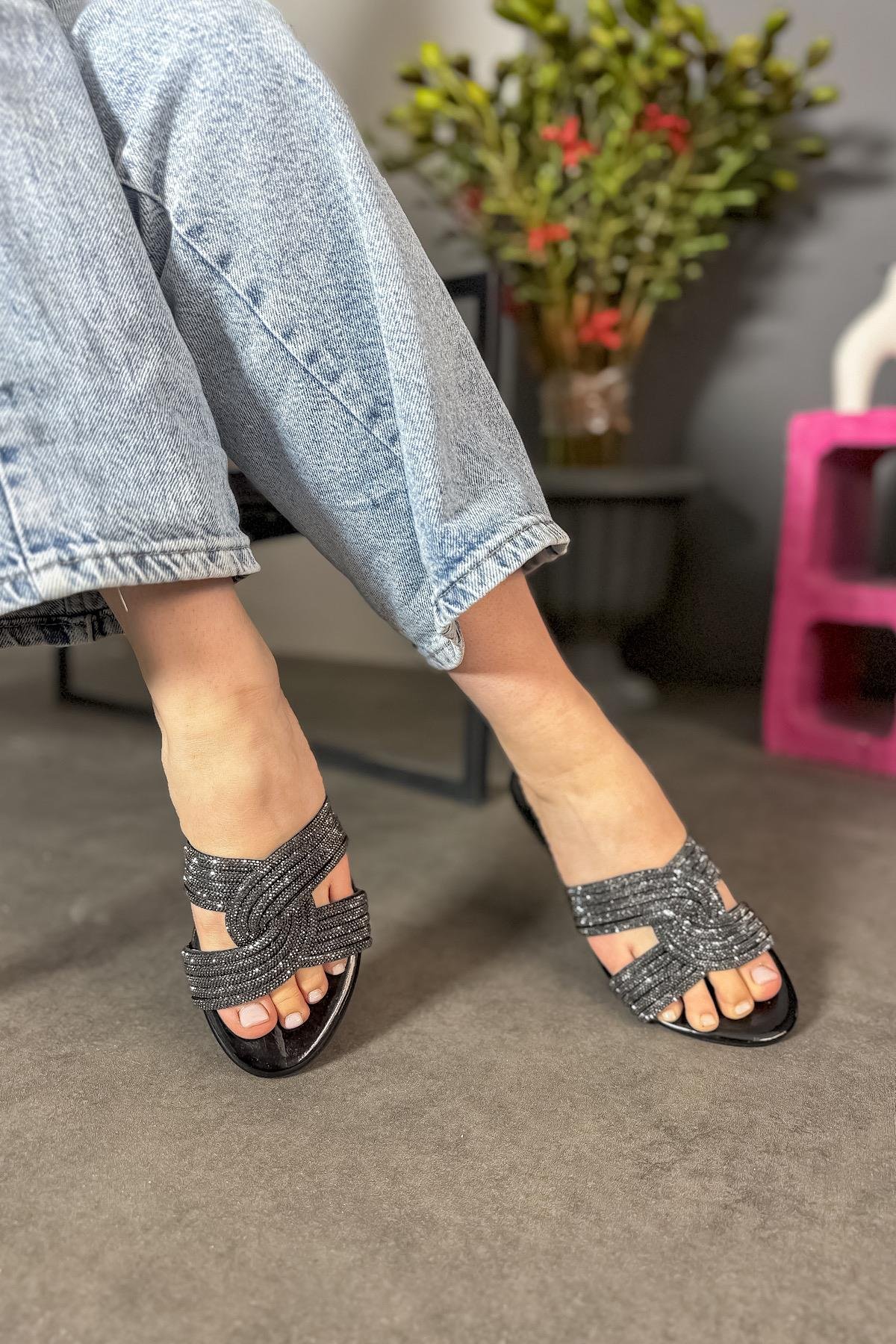 Eleta Siyah Sarmaşık Detaylı Kadın Terlik