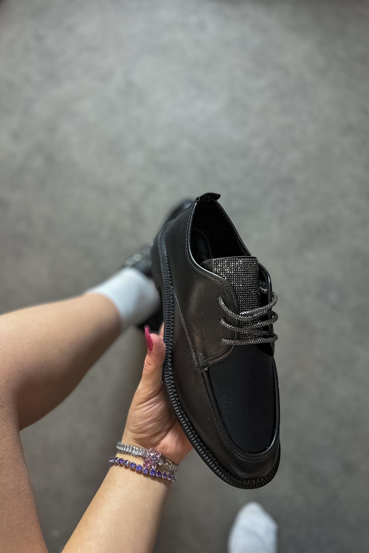 Galina Sıyah Cılt Taş Detaylı Kadın Loafer Ayakkabı