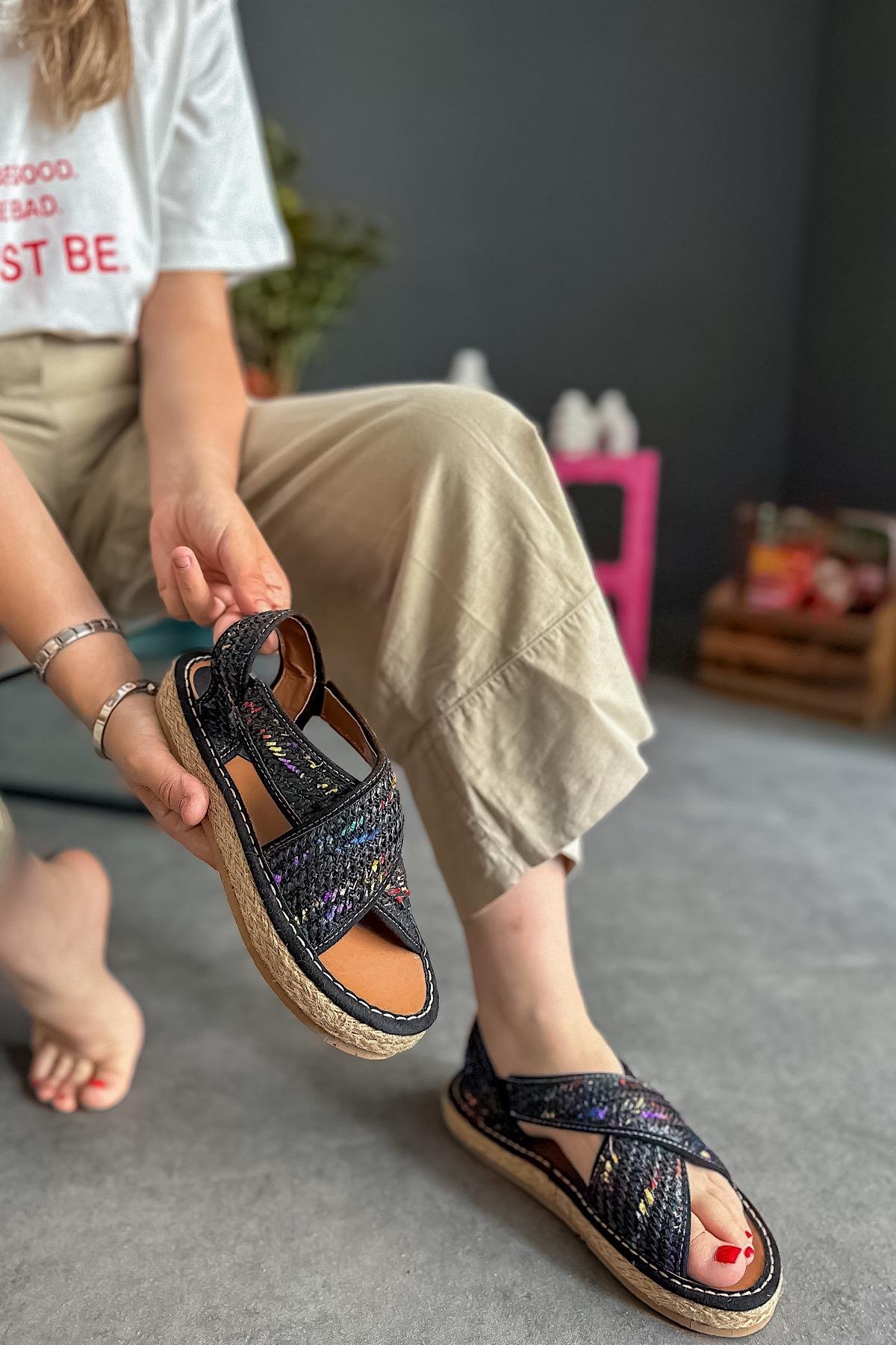 Mels Siyah Hasır Çaprak Biyeli Kadın Sandalet