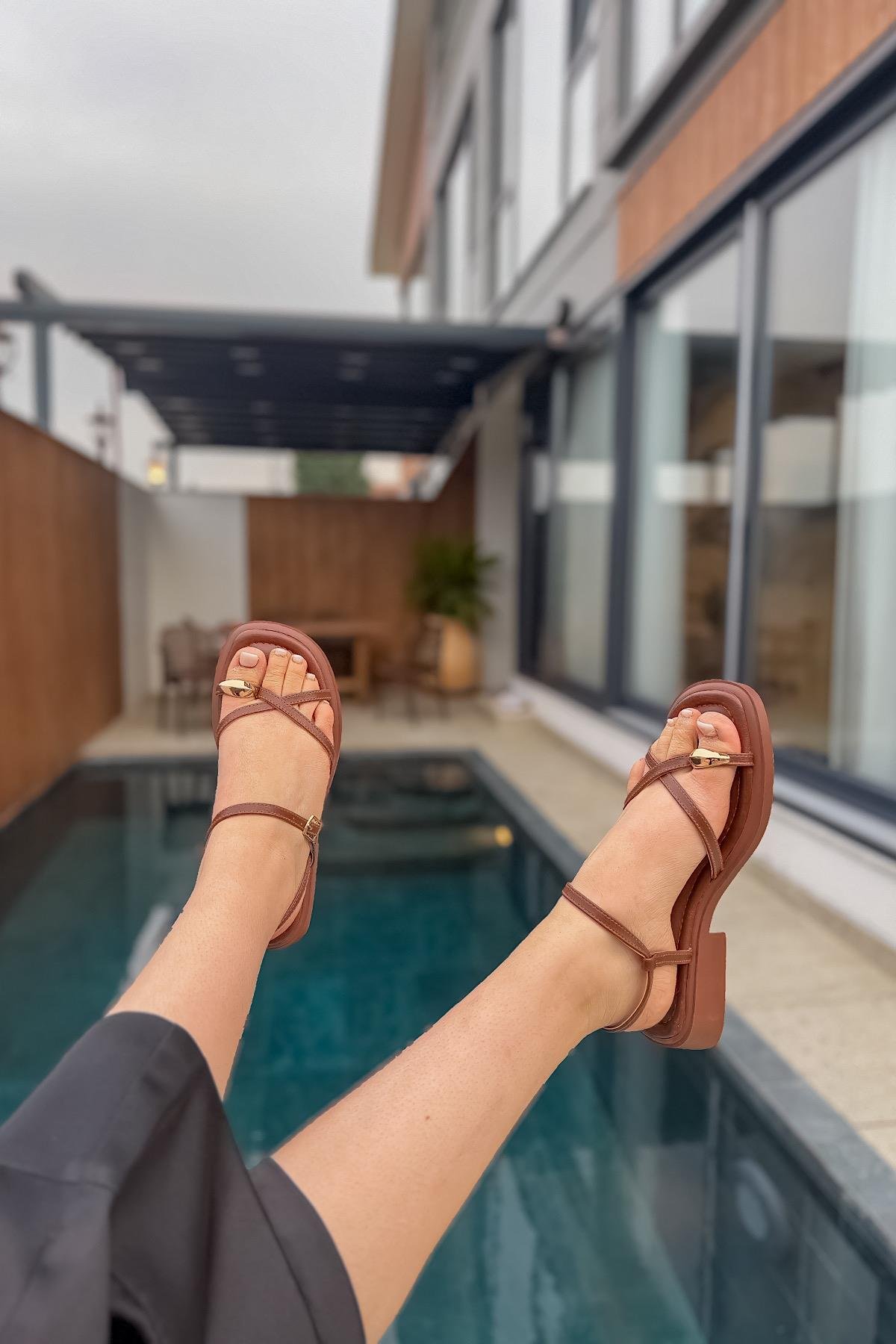 Minka Acı Kahve Gold Yüzük Detaylı Kadın Sandalet