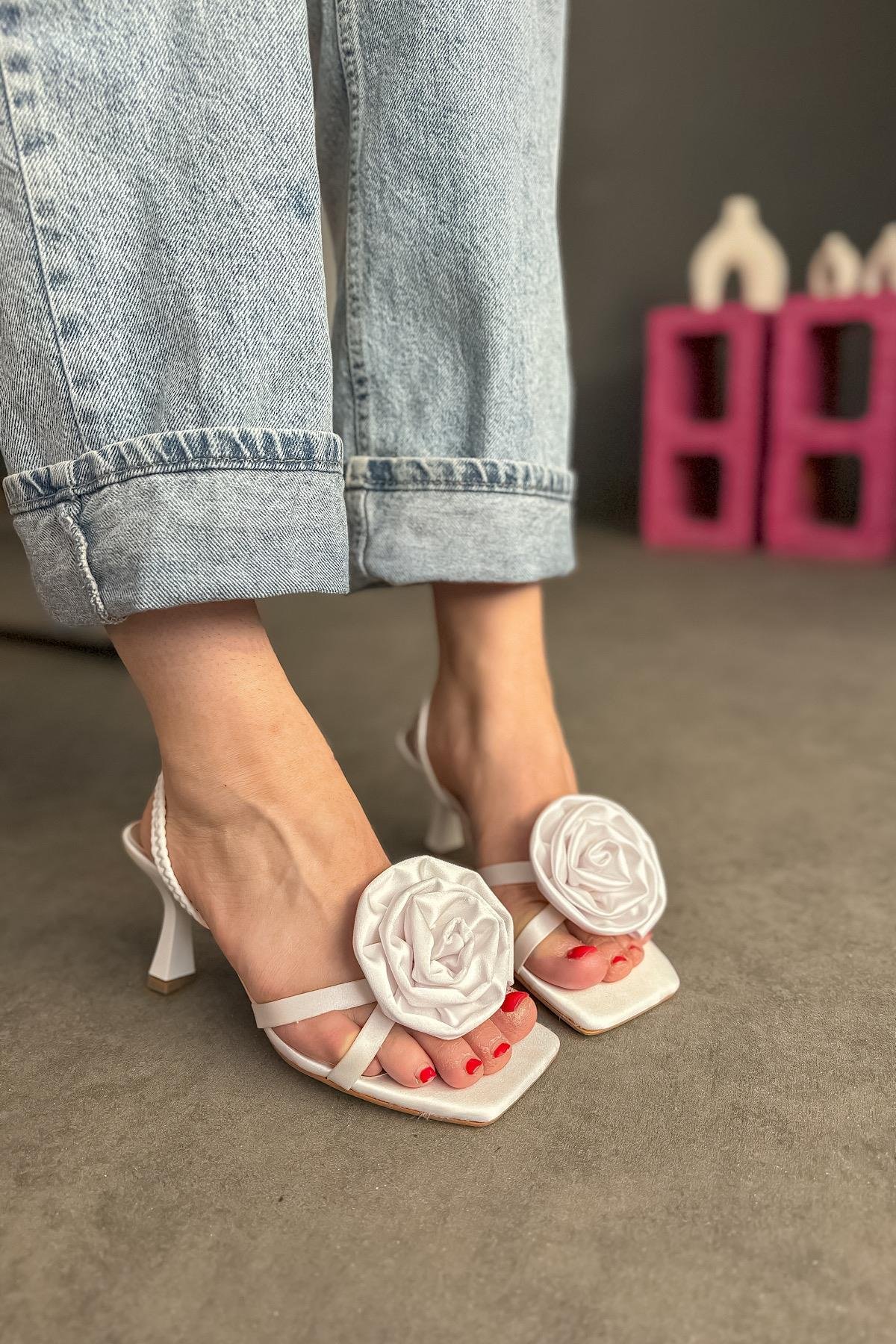Pies Beyaz Saten Gül Detaylı Kadın Topuklu Ayakkabı