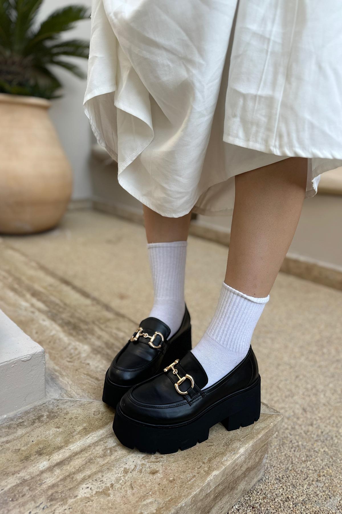 Yoko Siyah Cilt Gold Toka Detaylı Kadın Loafer