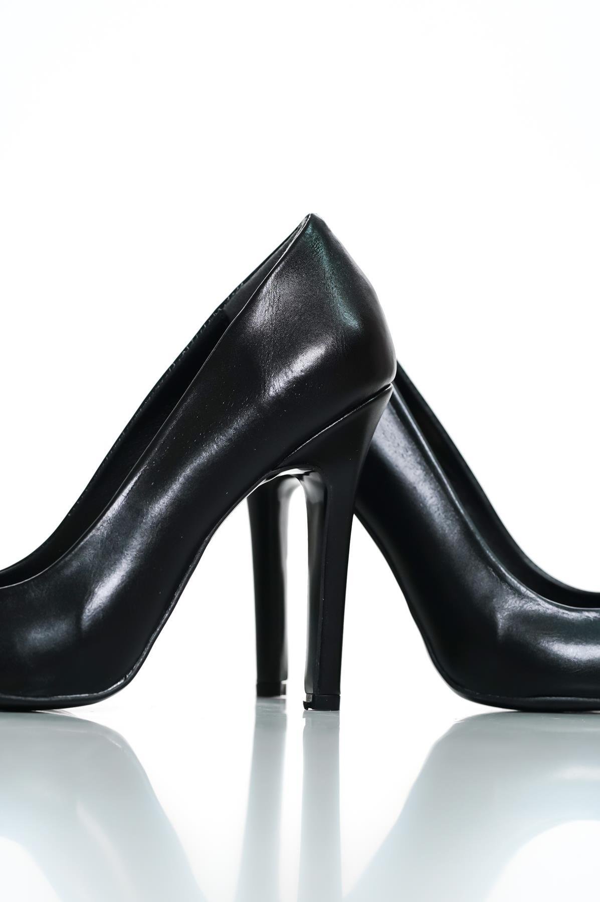 Mensa Parlak Siyah Taş Detaylı Topuklu Stiletto Ayakkabı