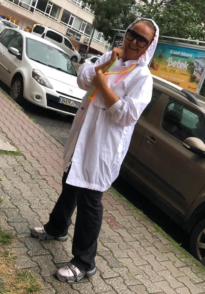 Beyaz Kapşonlu Yağmurluk
