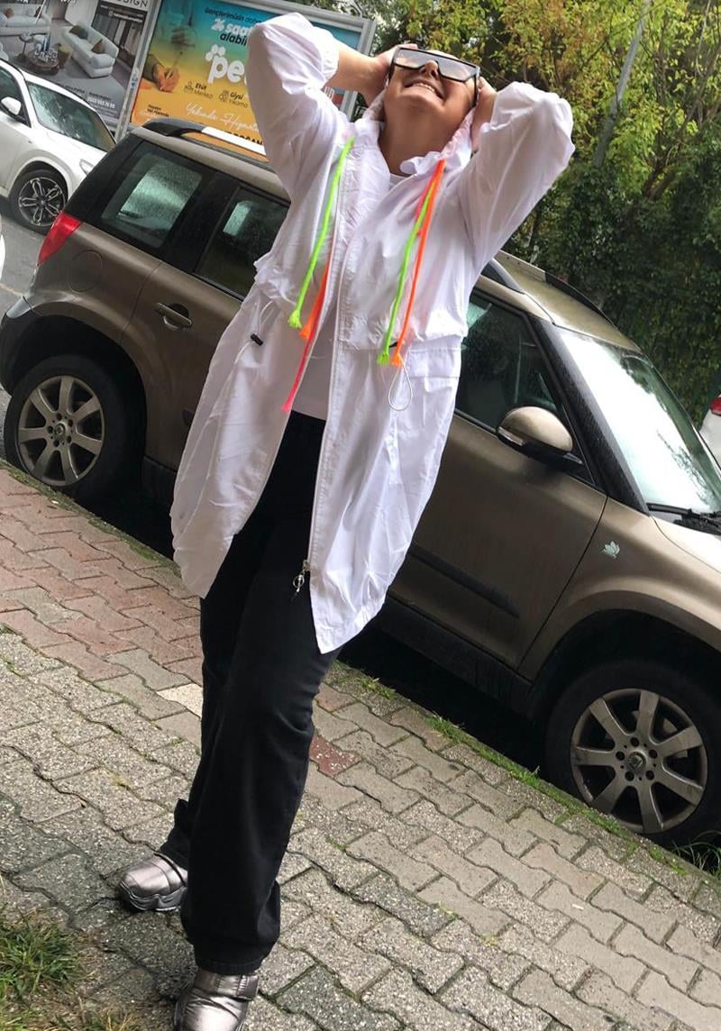 Beyaz Kapşonlu Yağmurluk