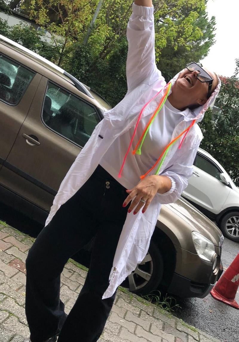 Beyaz Kapşonlu Yağmurluk