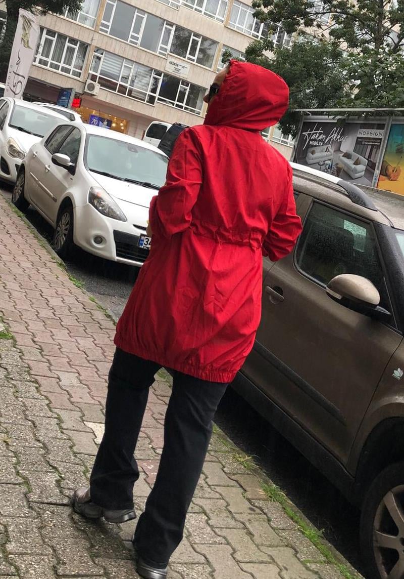 Kırmızı Kapşonlu Yağmurluk