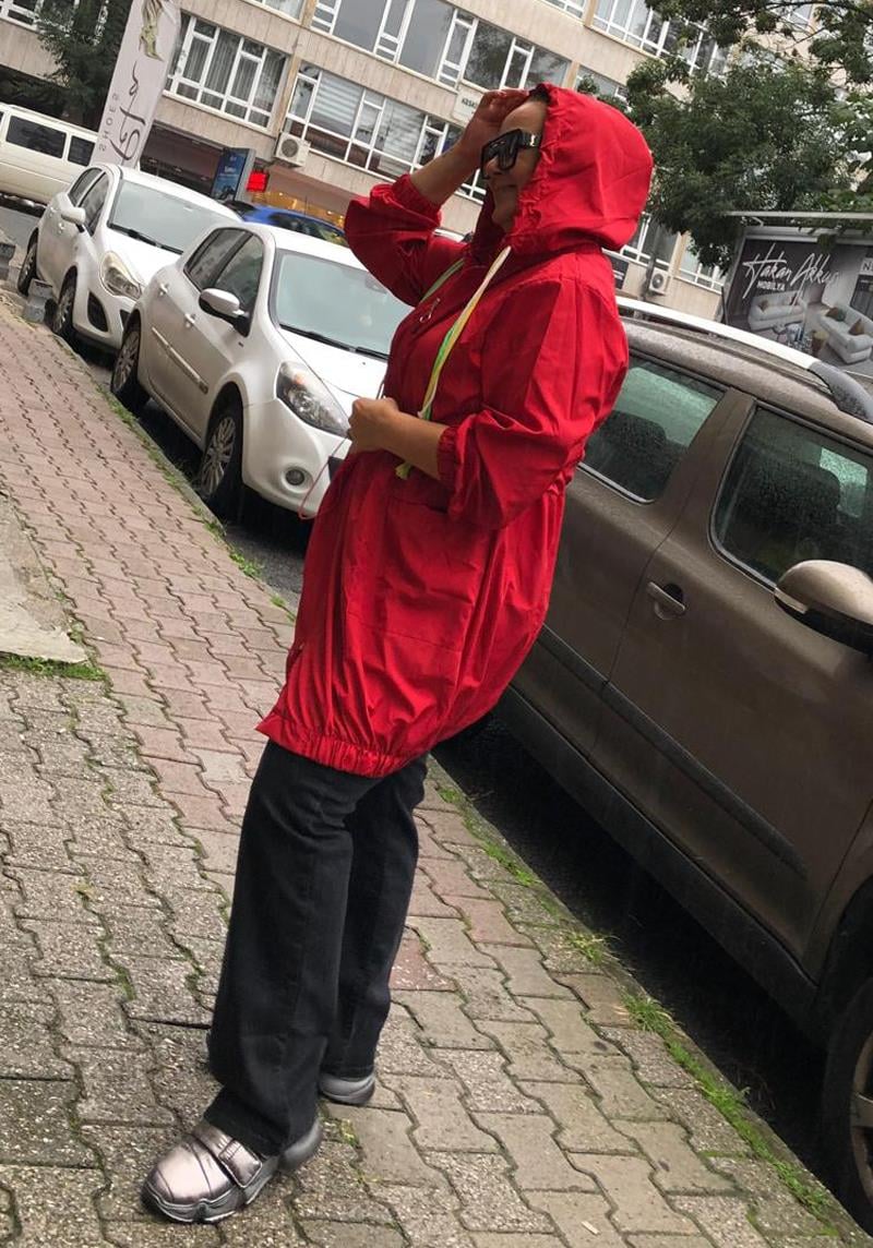 Kırmızı Kapşonlu Yağmurluk