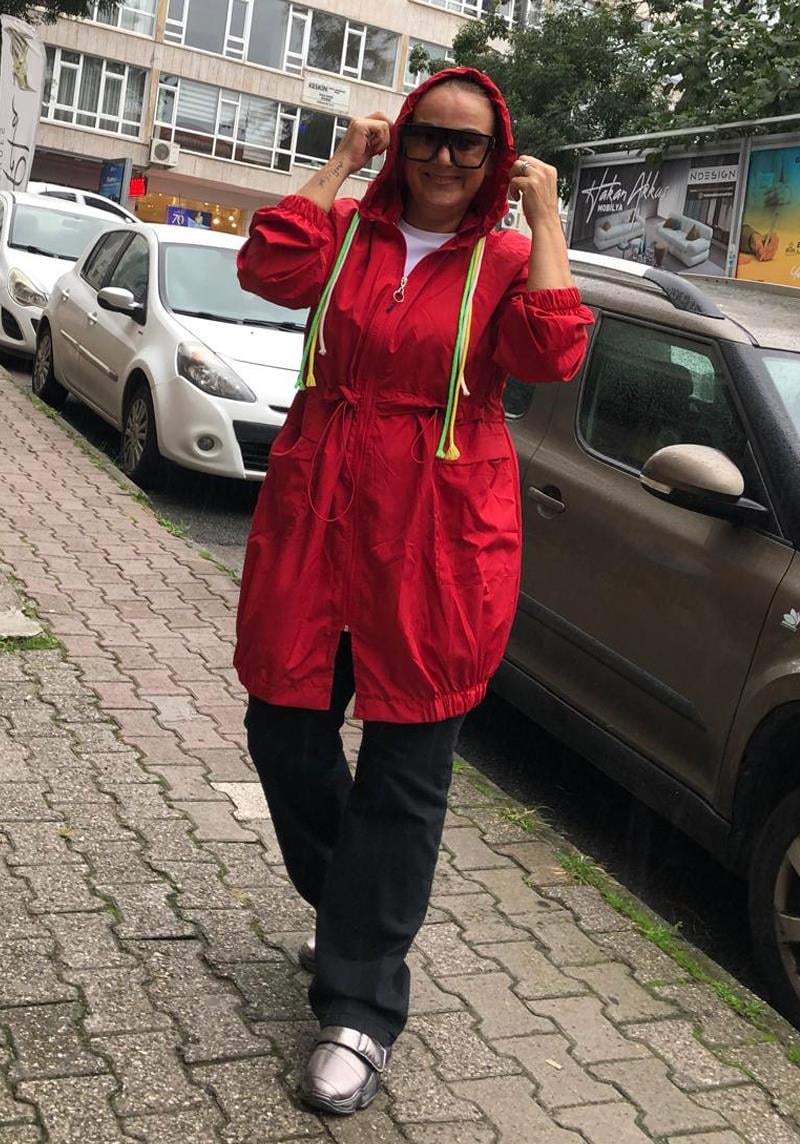 Kırmızı Kapşonlu Yağmurluk