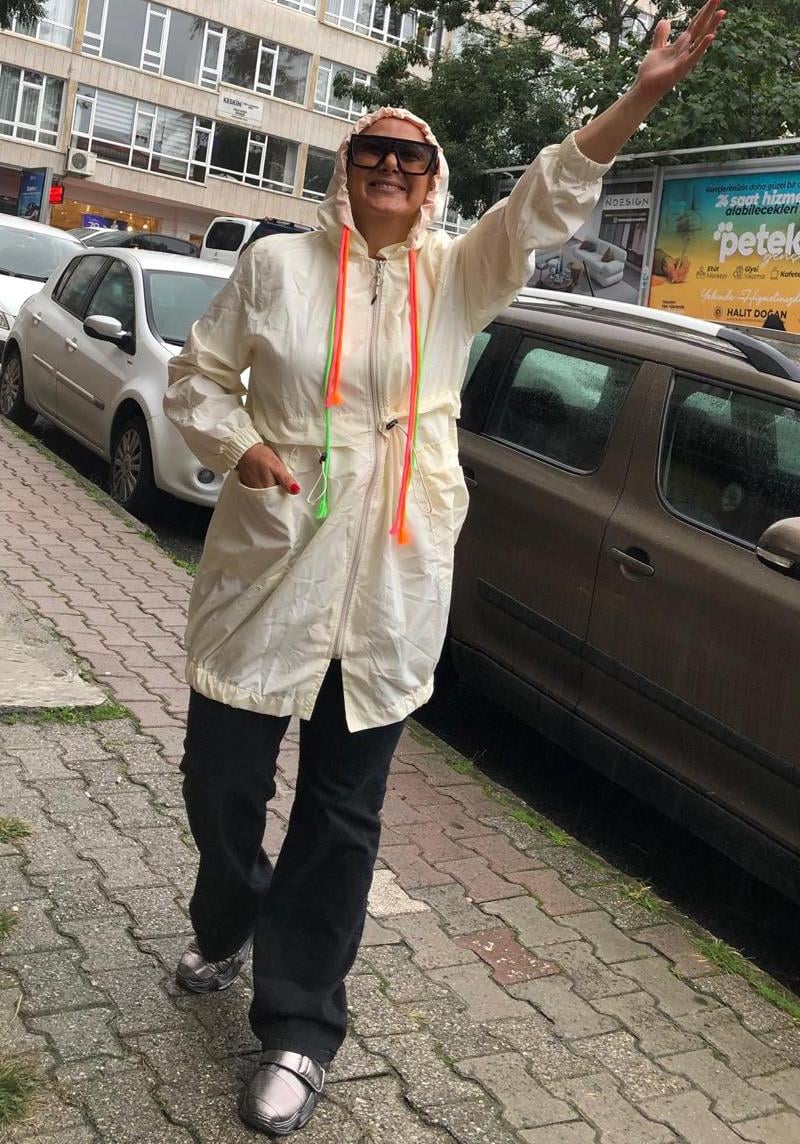 Krem Kapşonlu Yağmurluk