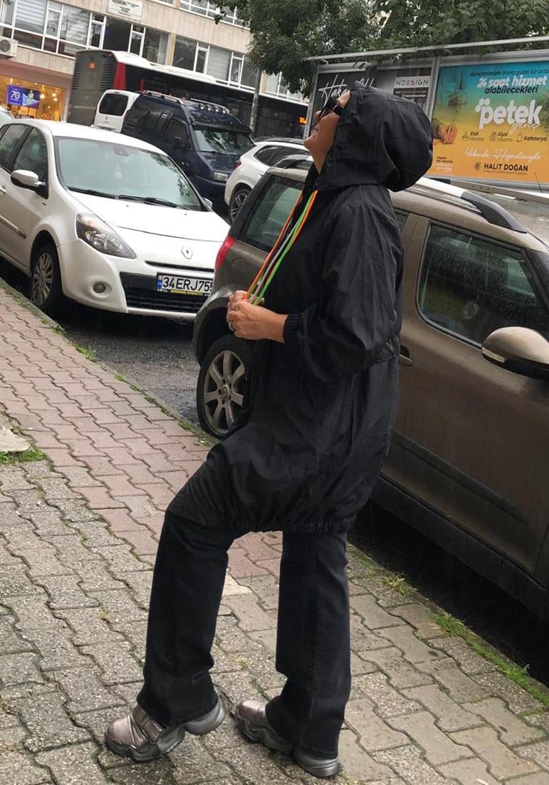 Siyah Kapşonlu Yağmurluk