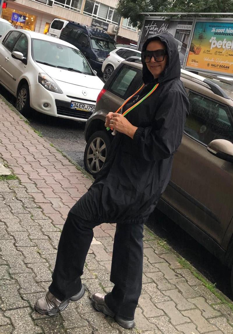 Siyah Kapşonlu Yağmurluk