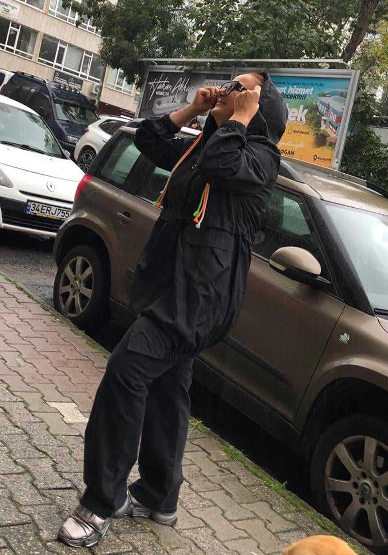 Siyah Kapşonlu Yağmurluk