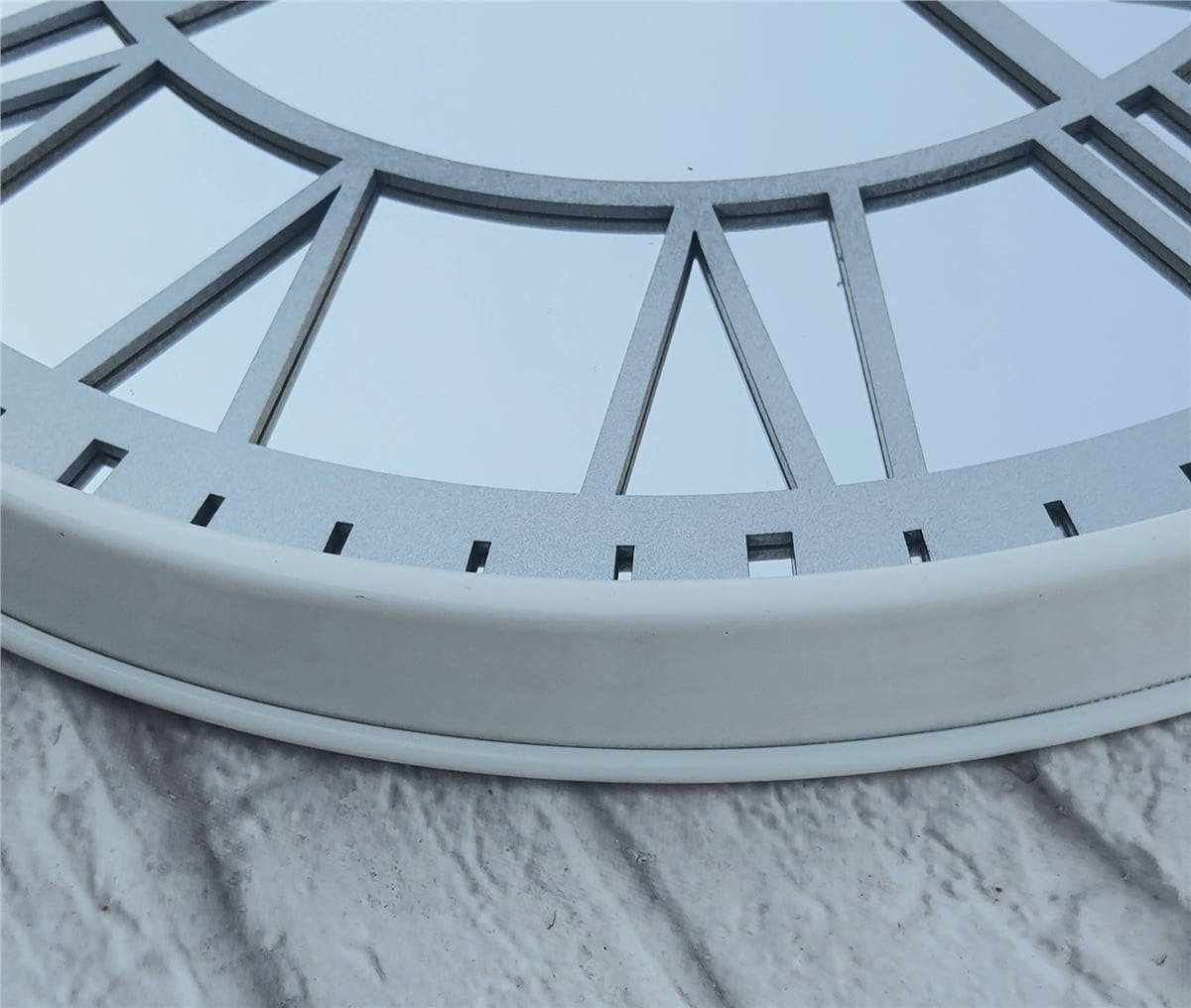 Markakanvas Beyaz Renk Metal Kasalı Aynalı   Duvar Saati Çap 40 cm - Çap 50 cm