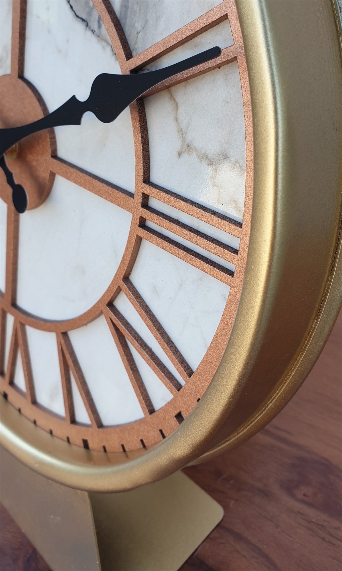 Markakanvas Metal Kasalı (Altın -Gold Renkli) Mermer Desenli  Masa ,Konsol Saati