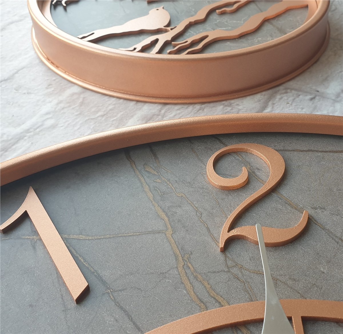 Markakanvas Metal Kasalı Mermer Desenli Duvar Saati ile Daldaki Kuş ve Hayat Ağacı Tablo
