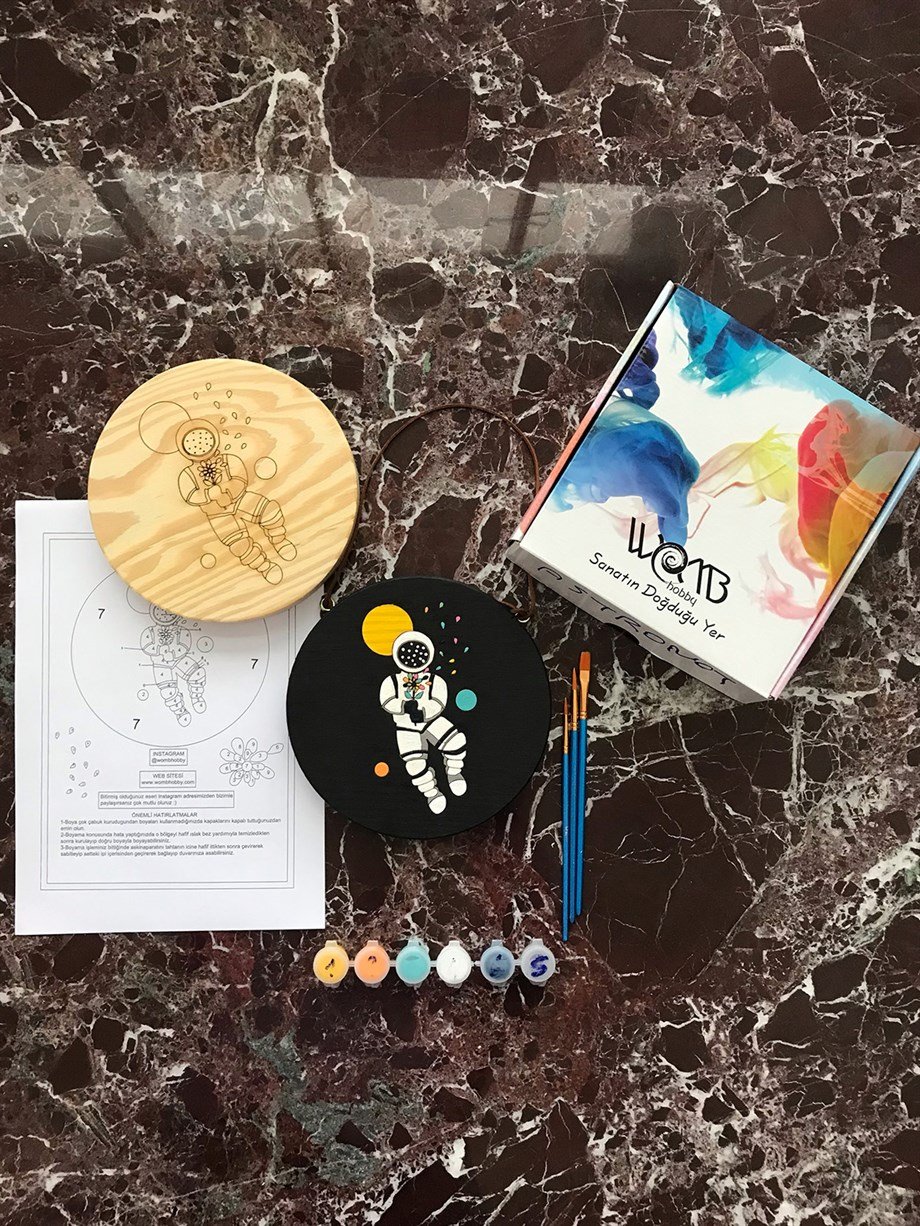 Astronot Ahşap Boyama Seti(doğal amerikan çamı 19 cm çap 2.5 cm kalınlık)