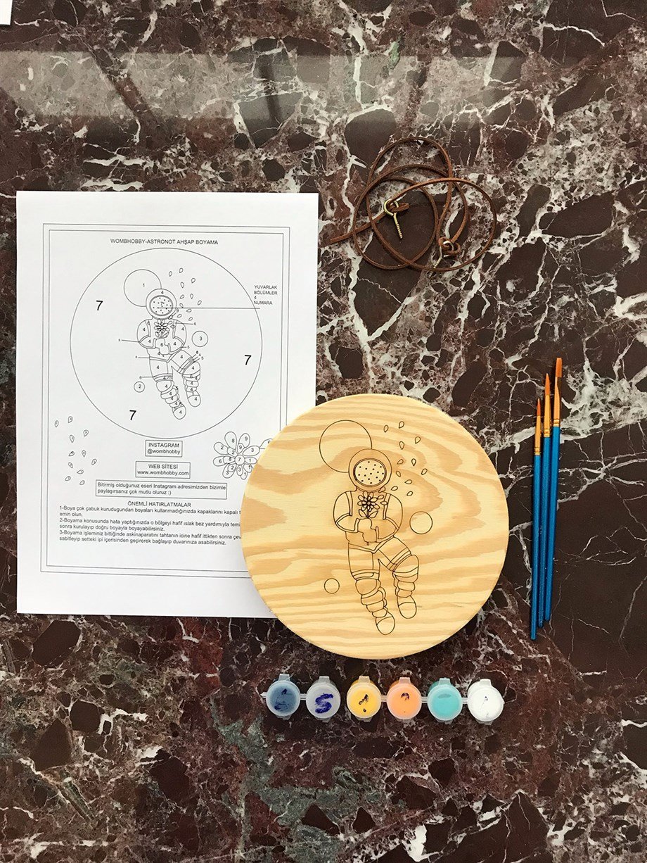 Astronot Ahşap Boyama Seti(doğal amerikan çamı 19 cm çap 2.5 cm kalınlık)