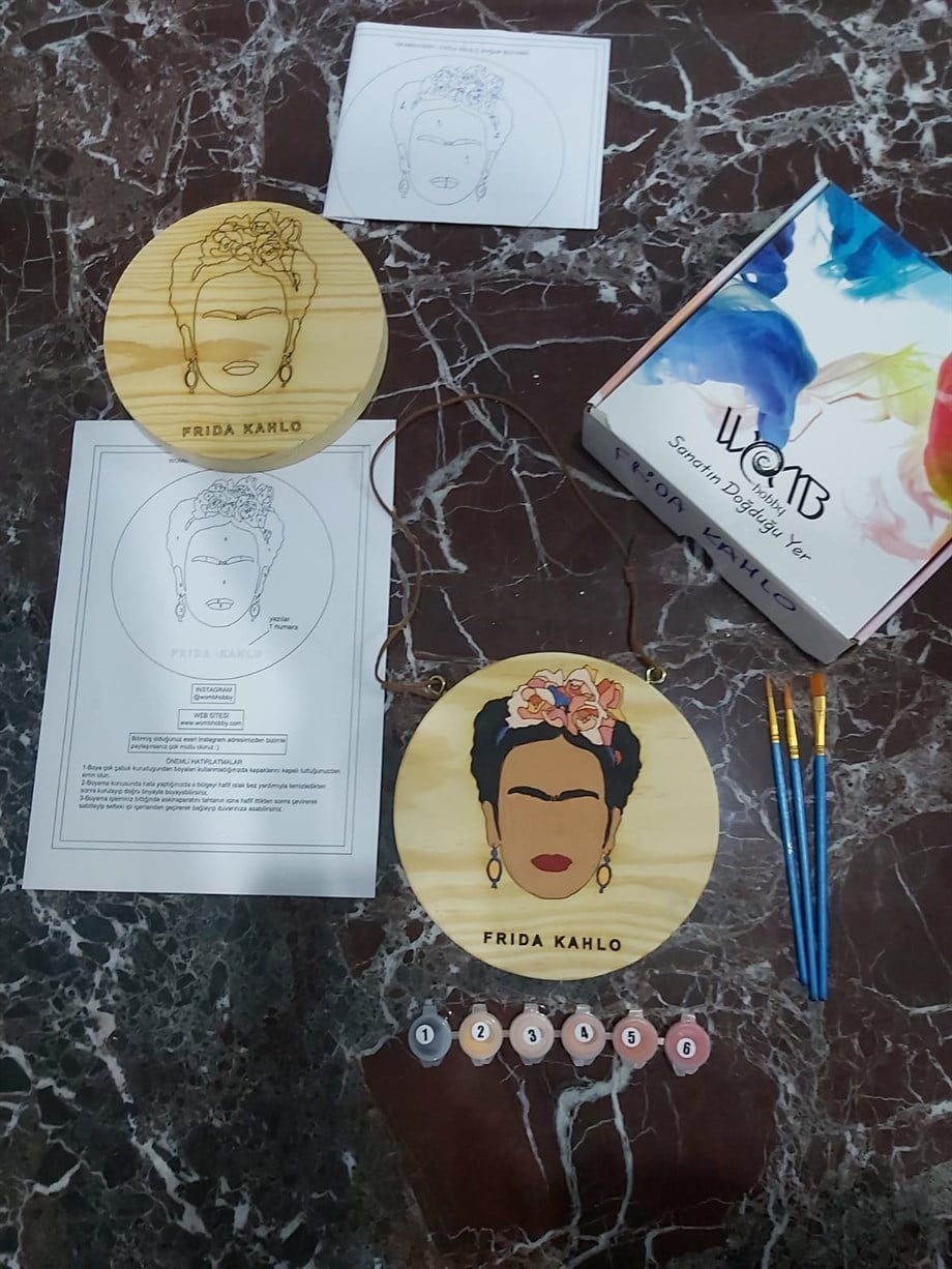 Frida Kahlo Ahşap Boyama Seti(doğal amerikan çamı 19 cm çap 2.5 cm kalınlık)