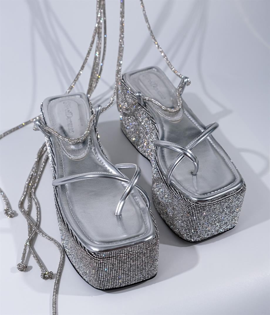 Della Gümüş Kristal Taş Detaylı Sandalet 