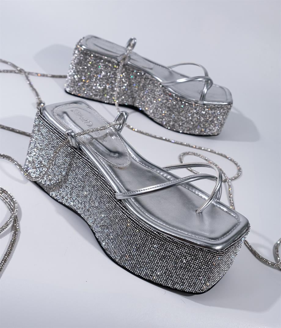 Della Gümüş Kristal Taş Detaylı Sandalet 