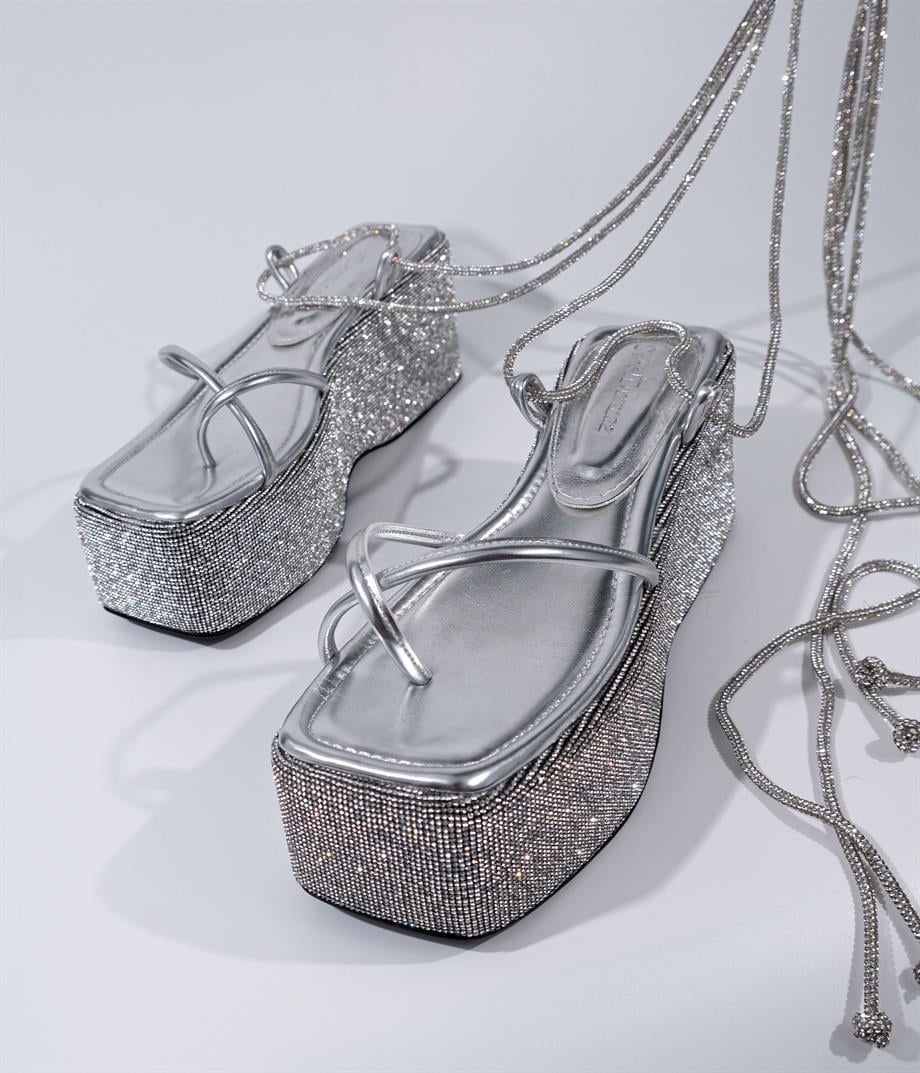 Della Gümüş Kristal Taş Detaylı Sandalet 