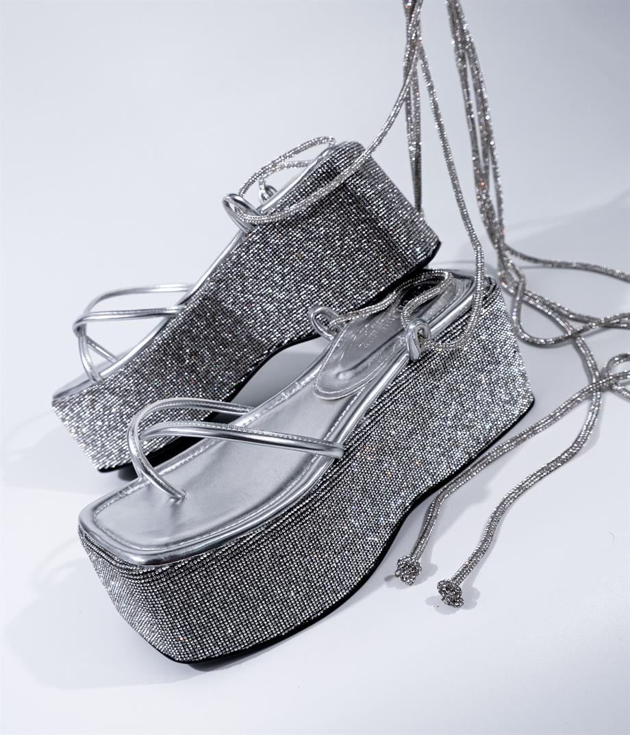 Della Gümüş Kristal Taş Detaylı Sandalet 