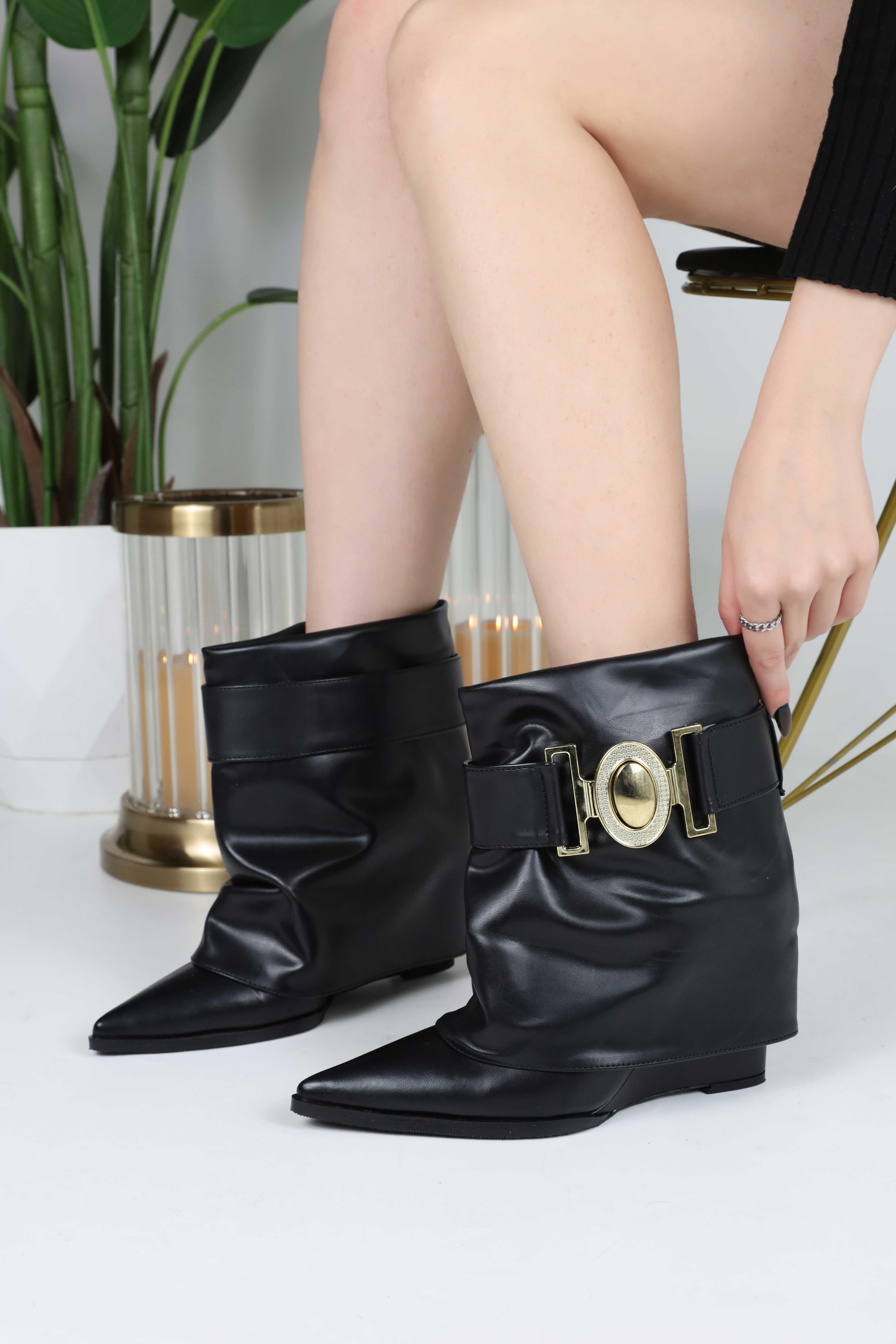 Elena Siyah Deri Kemer Detaylı Dolgu Topuk Bot