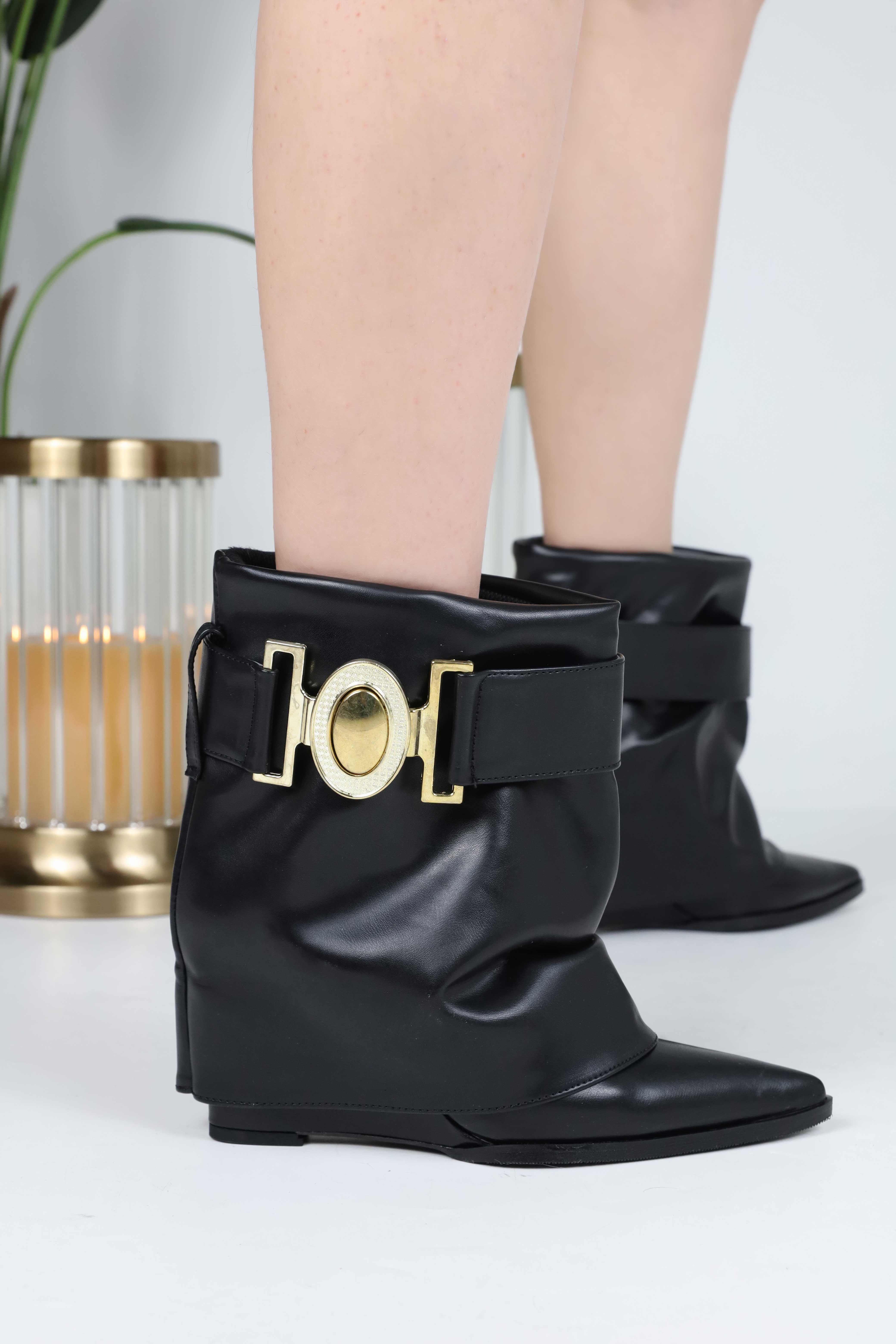 Elena Siyah Deri Kemer Detaylı Dolgu Topuk Bot