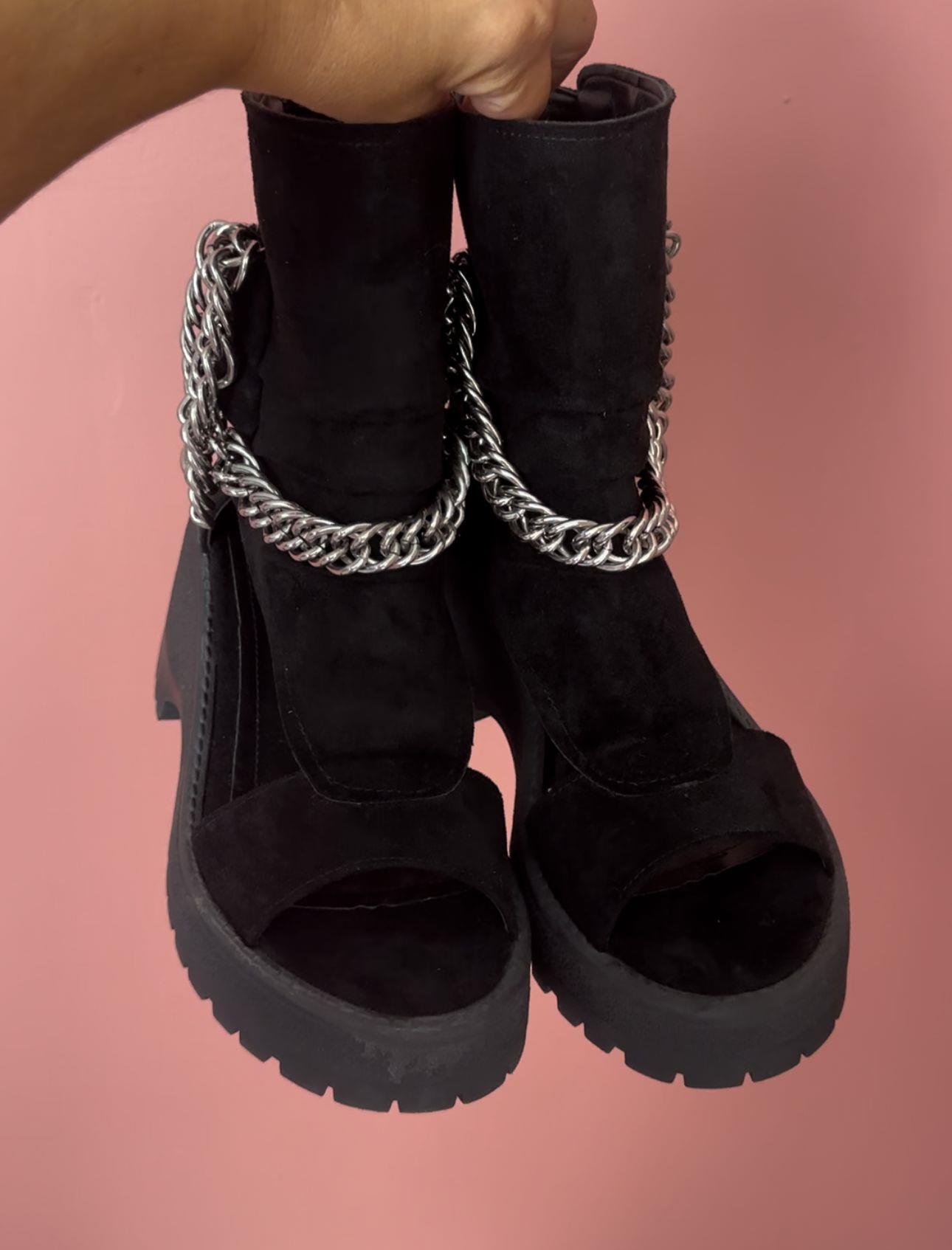 Gary Zincir Detaylı Siyah Süet Sandalet