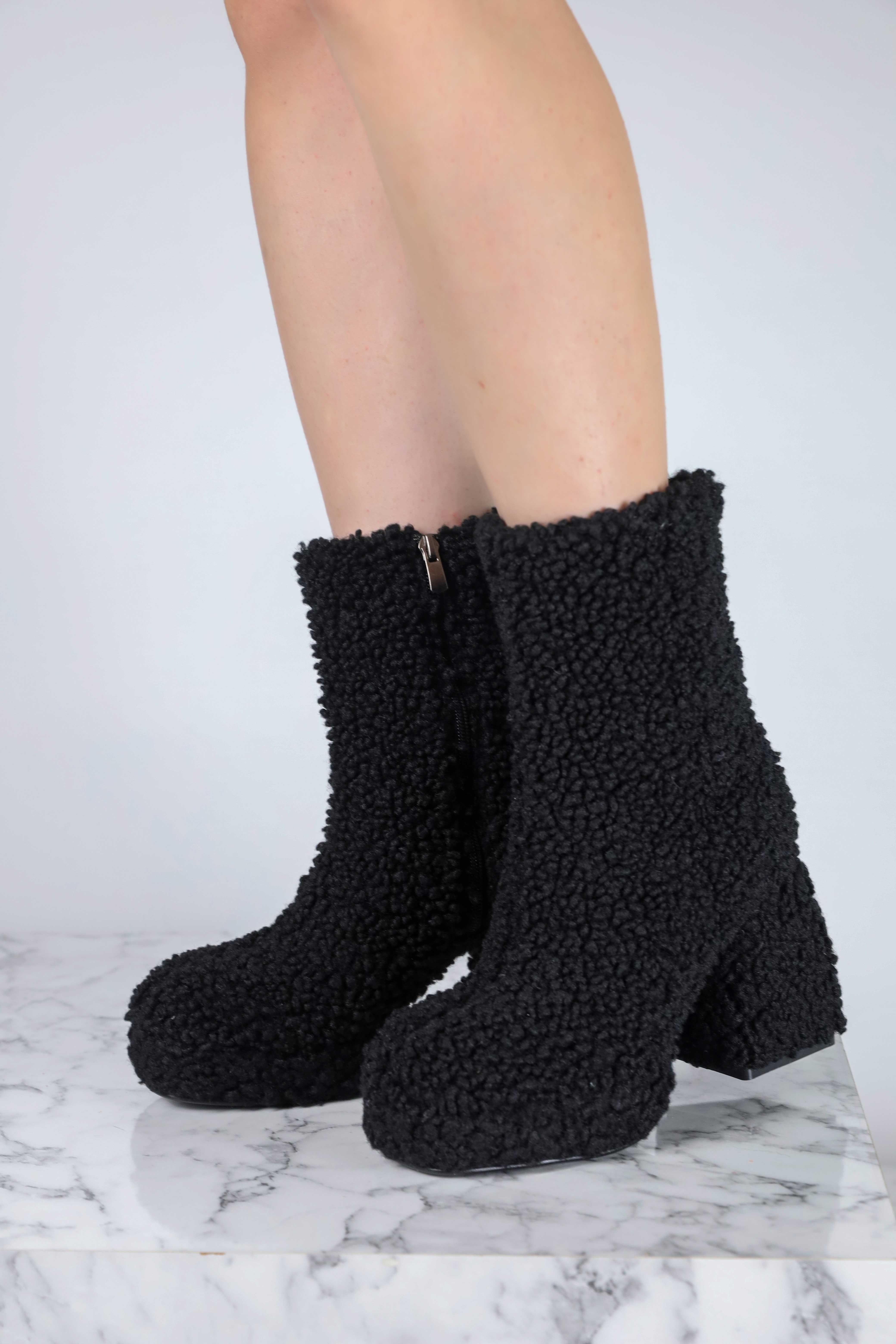 Hella Siyah Kürklü Platformlu Bot  