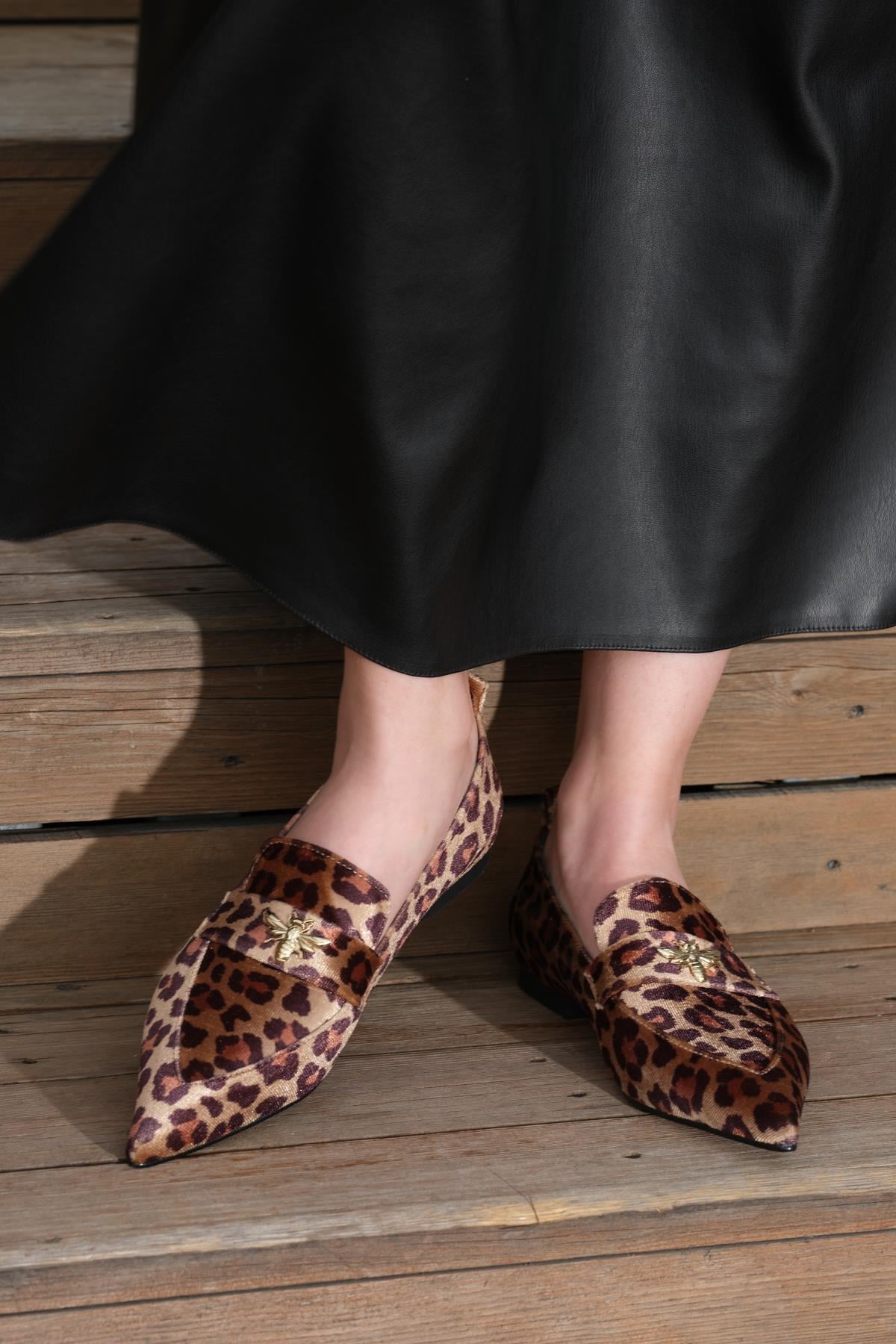 İrina Leopar Rugan Toka Detaylı Babet