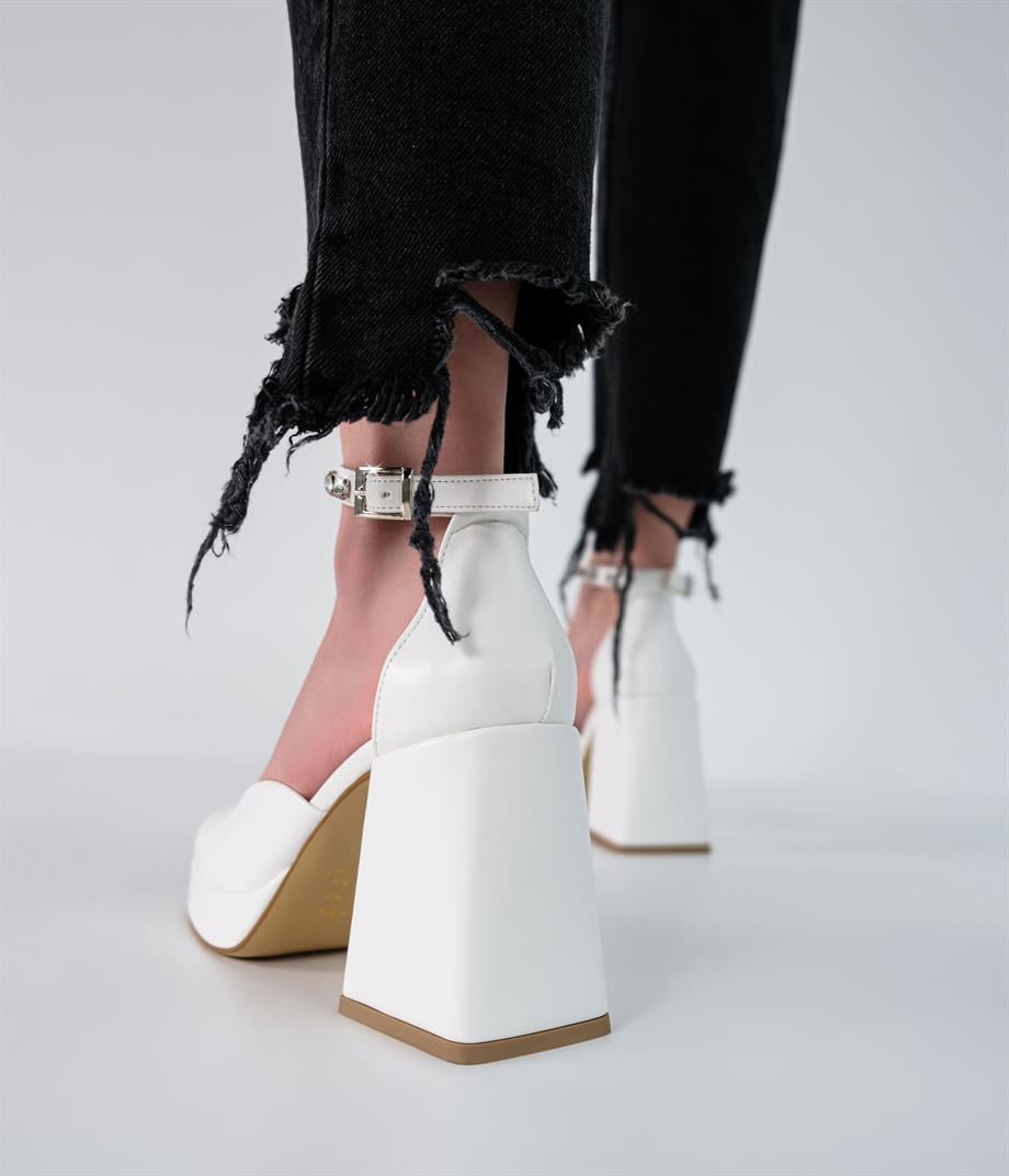 İvana Beyaz Mat Deri Kristal Taş Detaylı Platformlu Sandalet 