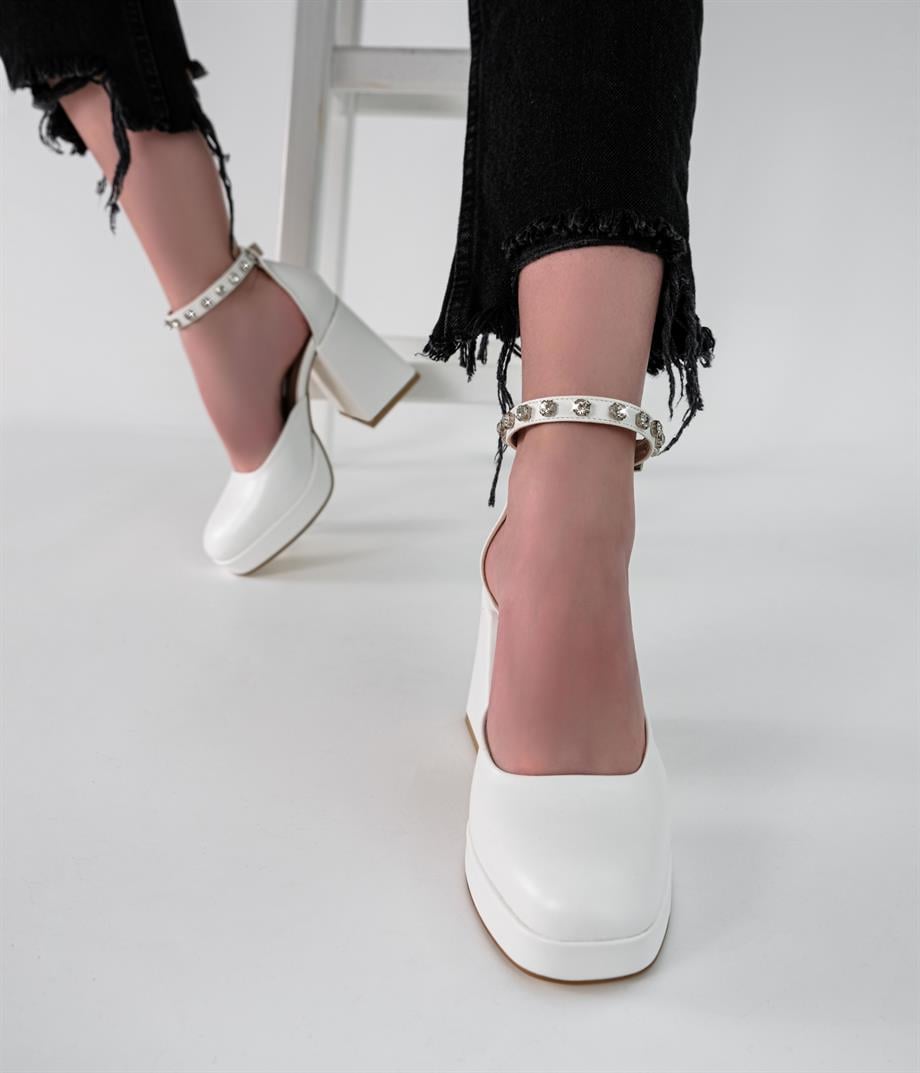 İvana Beyaz Mat Deri Kristal Taş Detaylı Platformlu Sandalet 