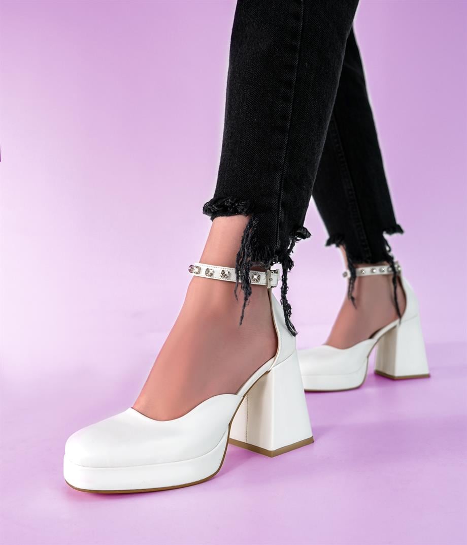 İvana Beyaz Mat Deri Kristal Taş Detaylı Platformlu Sandalet 