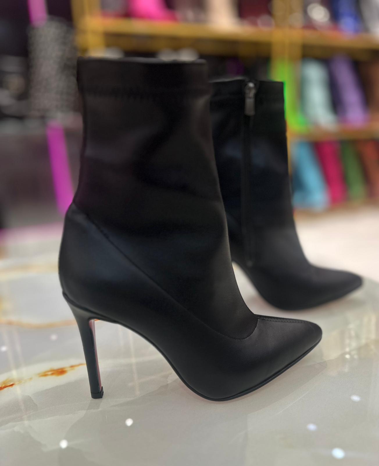 Linda Siyah Streç Deri Sivri Burun Bot