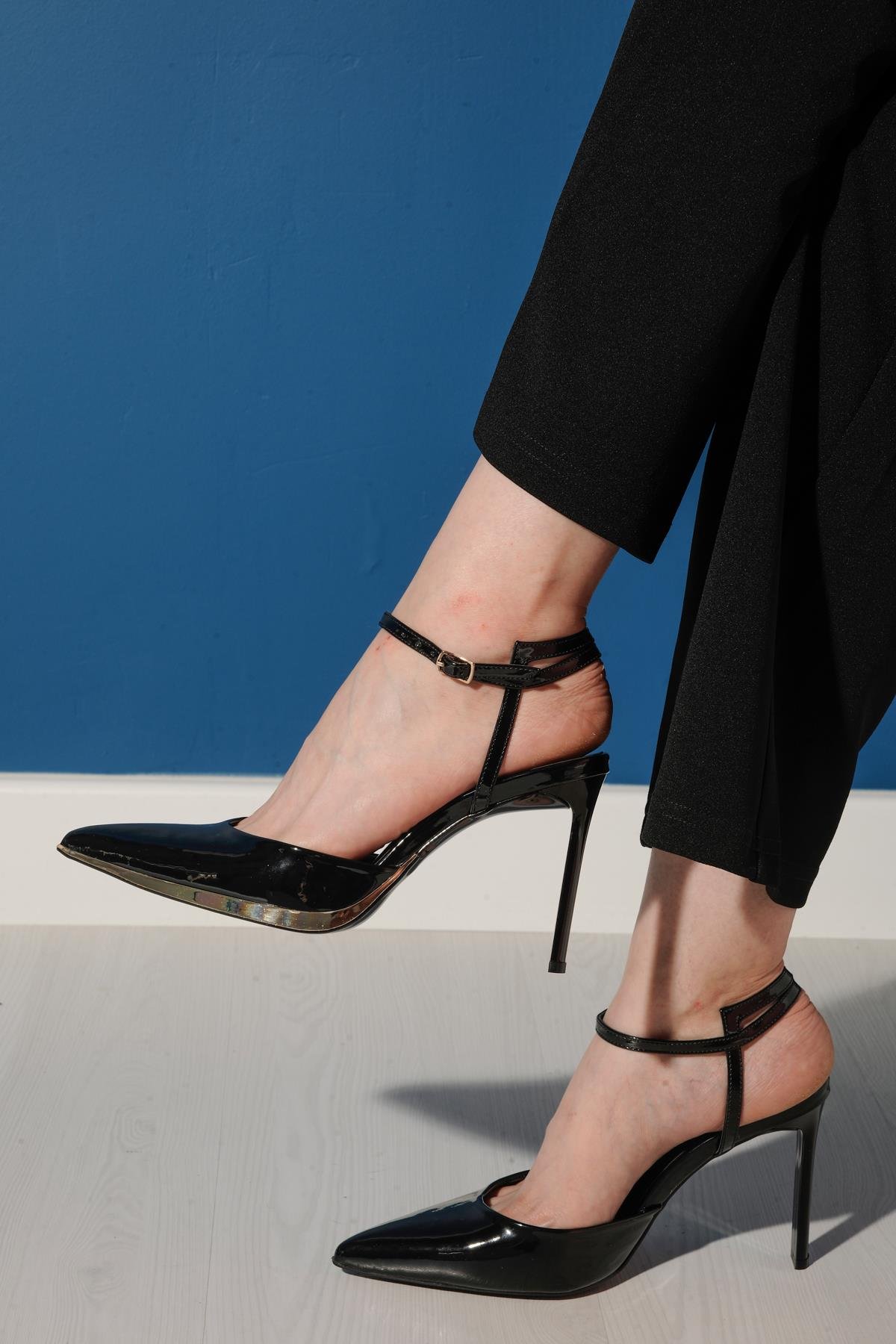 Nemy Siyah Gold Detaylı Stiletto Sandalet