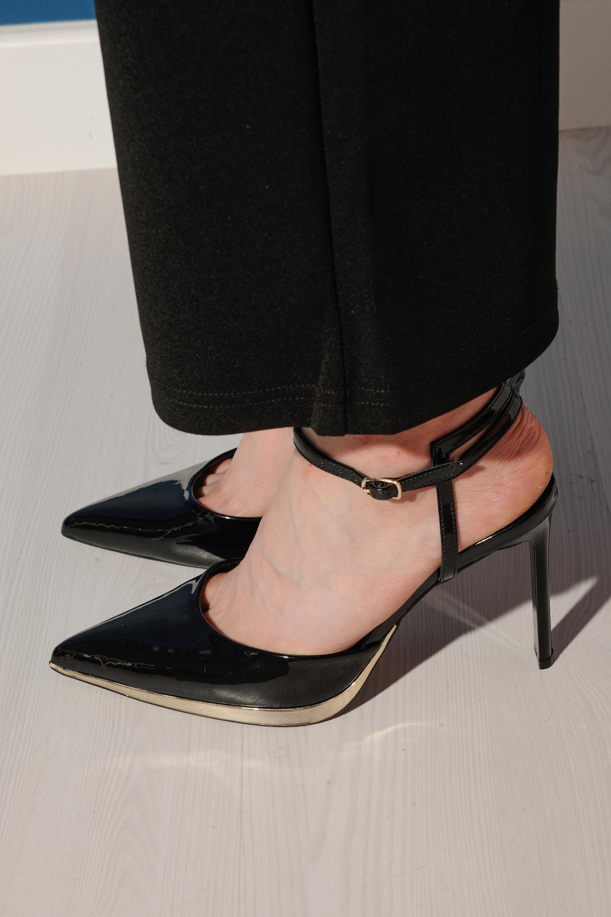 Nemy Siyah Gold Detaylı Stiletto Sandalet