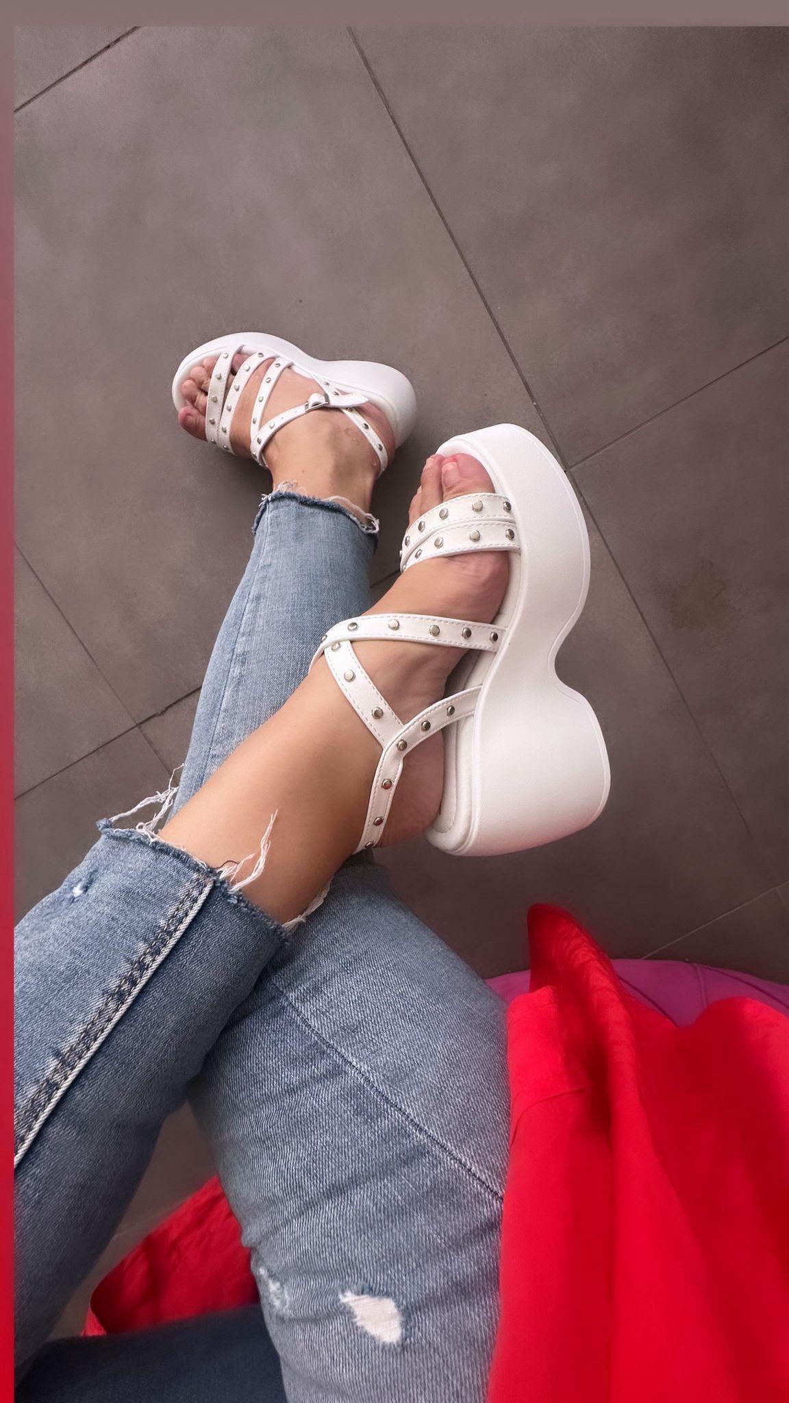 Polka Beyaz Trok Detaylı Sandalet