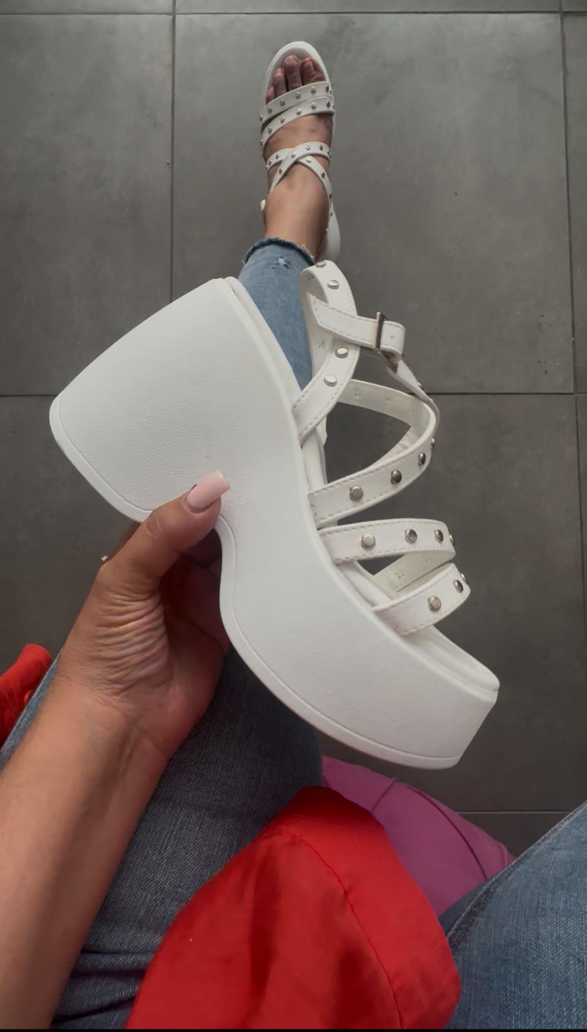 Polka Beyaz Trok Detaylı Sandalet